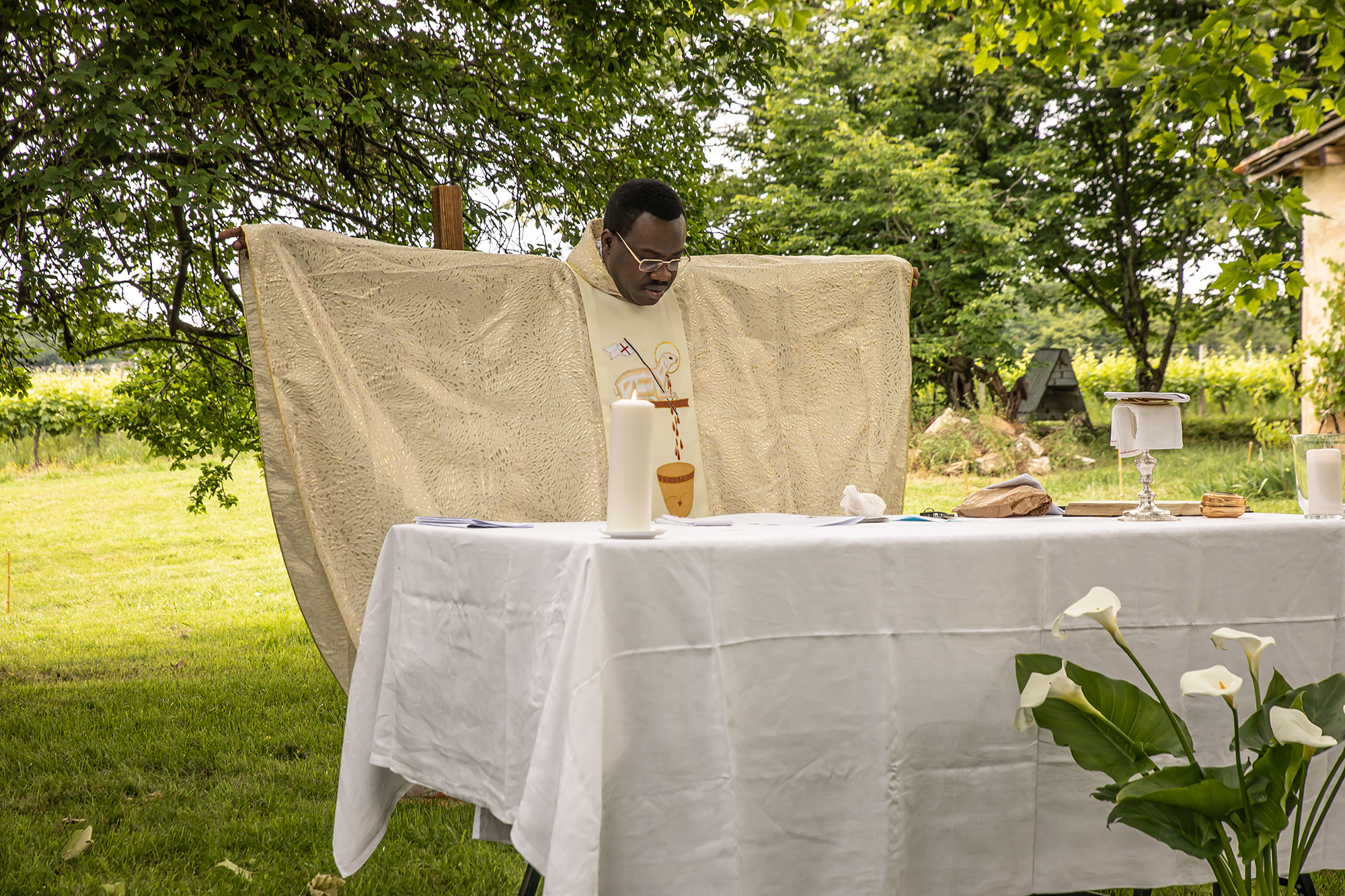 5 L'abbé Bankolé revêt les vêtements liturgiques 1bis 230520.jpg