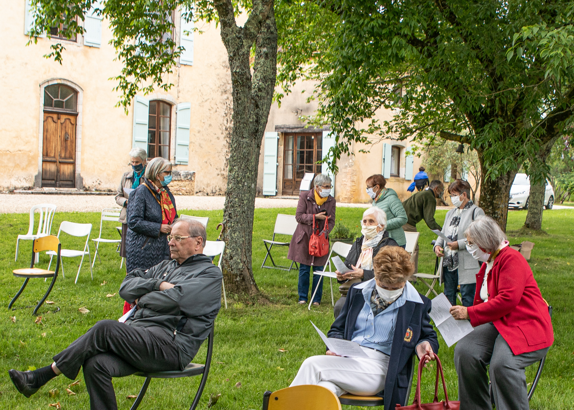 3 Les fidèles s'installent 1bis 230520.jpg