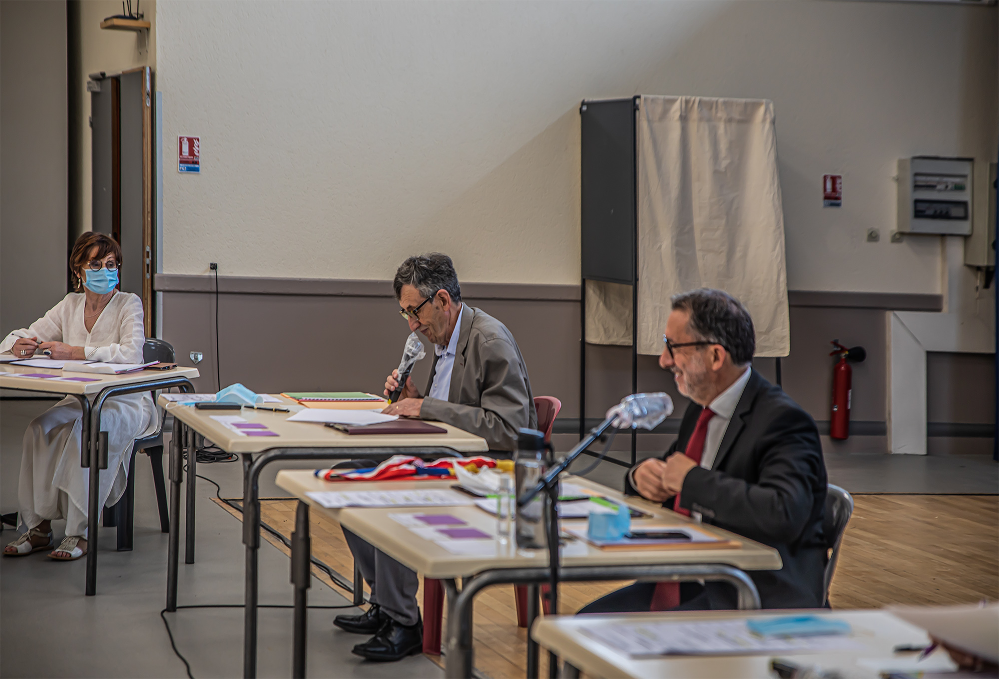 2 Roger Combres fait proocéder à l'élection du maire 1bis 240520.jpg