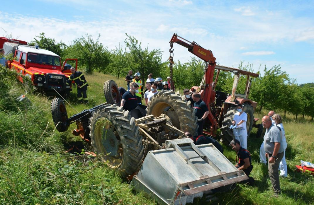 pompiers sdis 32 accident tracteur.JPG