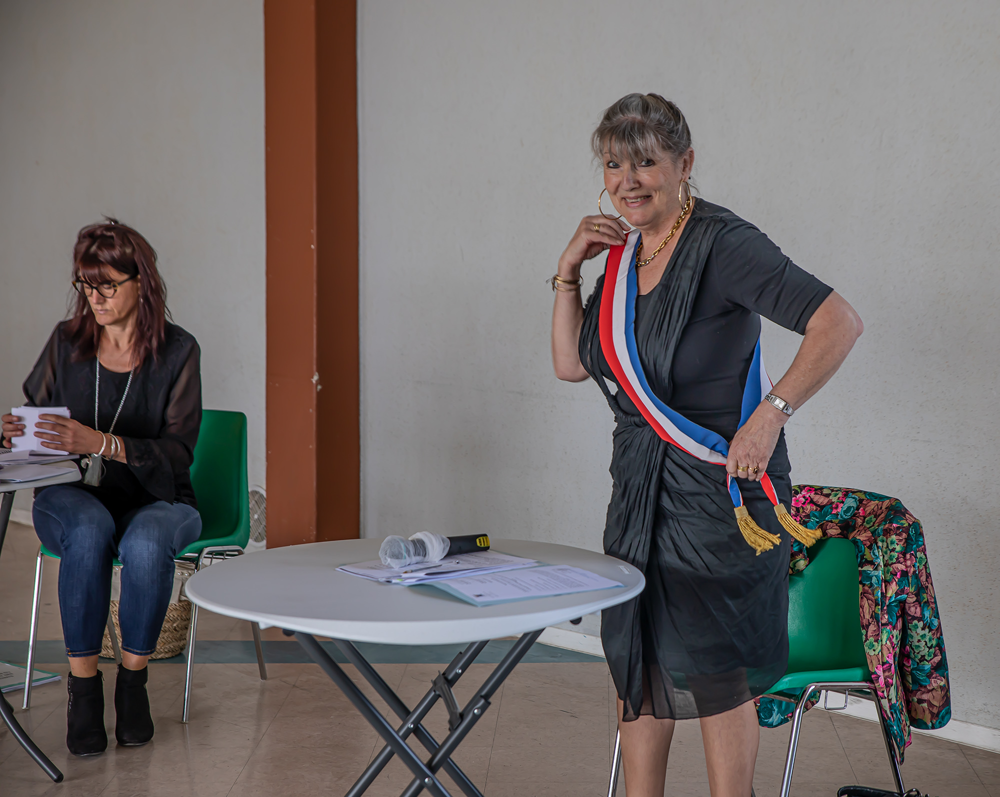 1 Patricia Galabert met son écharpe de maire 1bis 240520.jpg