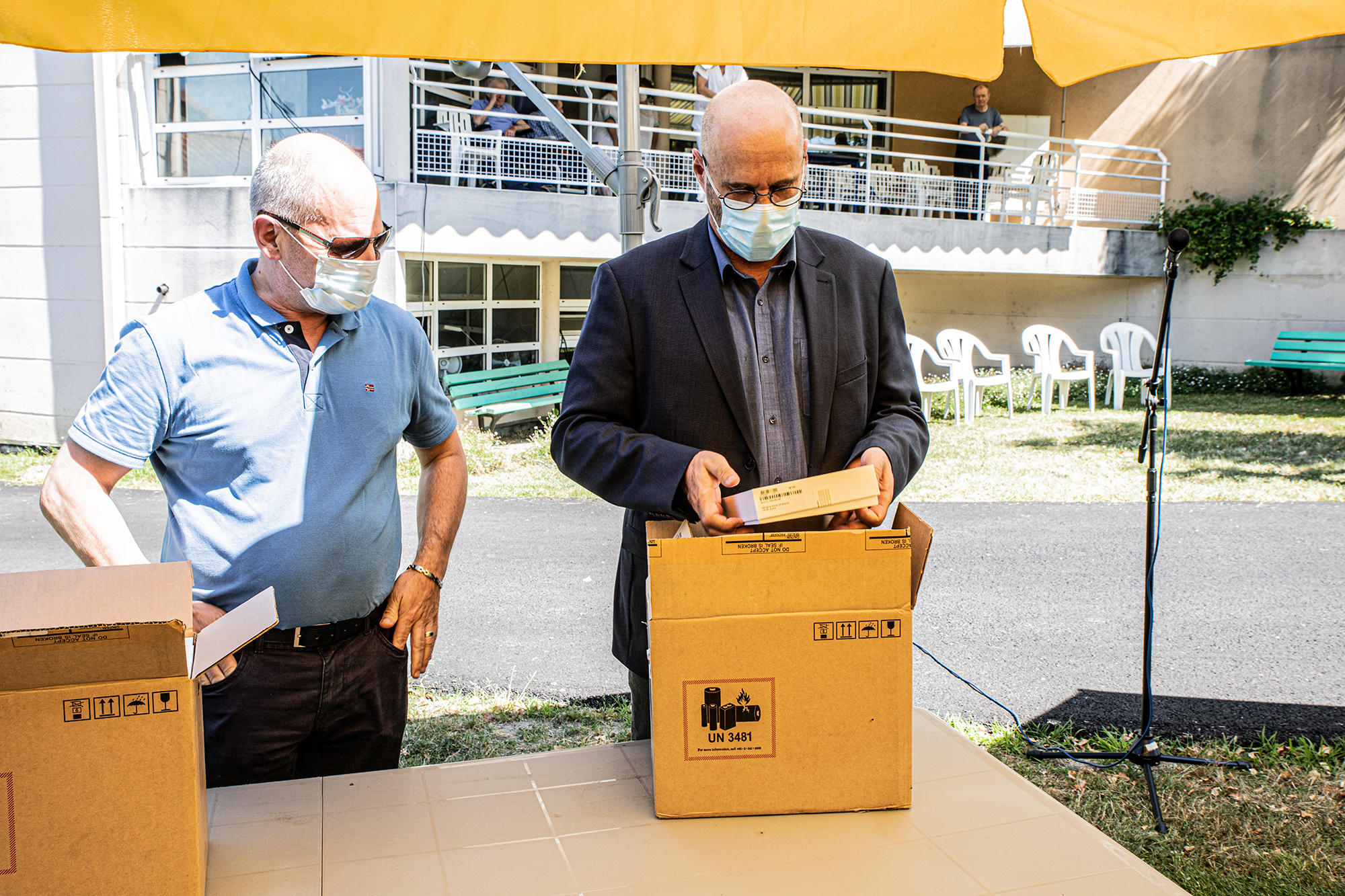 8 Patrick Mathieu et Arnaud Lateulade déballent les tablettes 1bis 280520.jpg