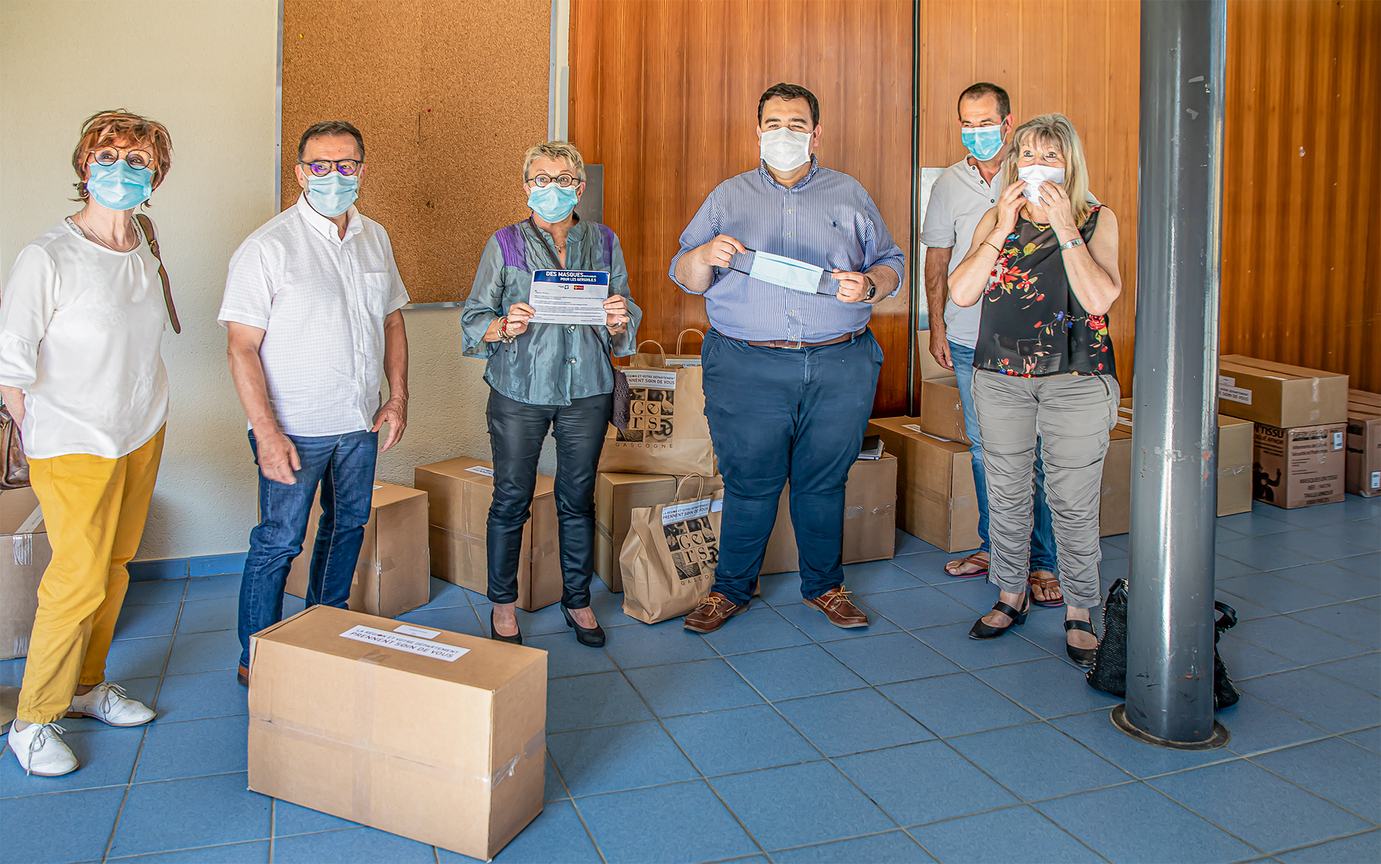 1 Remise de masques Vincent Gouanelle Maryse Martinot Christian Peyret Patricia Galabert et 1 d'Arblade 1bis 280520.jpg