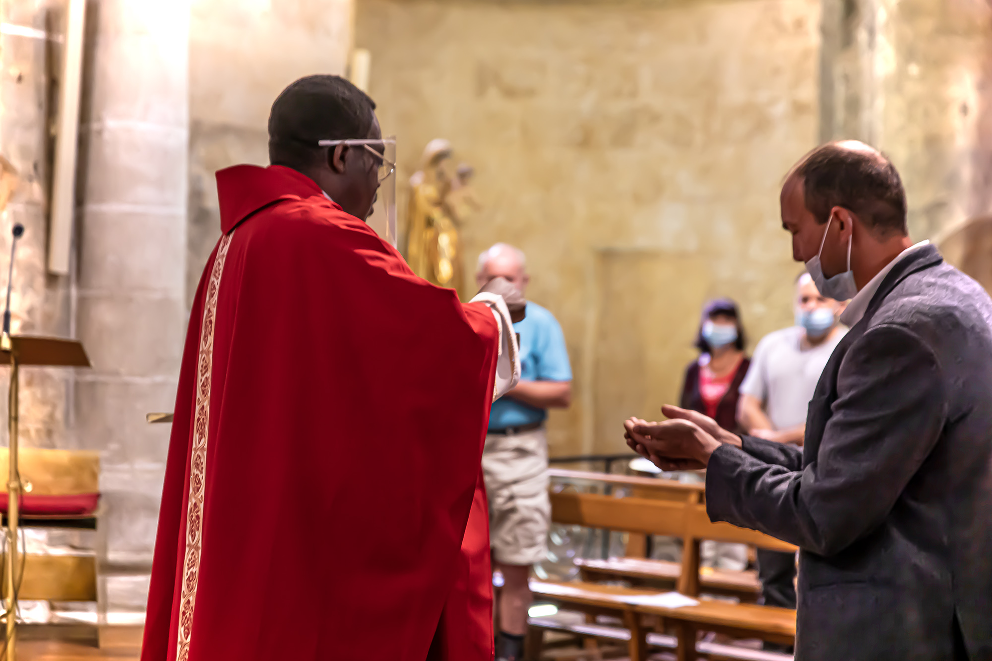 2 L'abbéBankolé donne la communion 1bis 310520.jpg