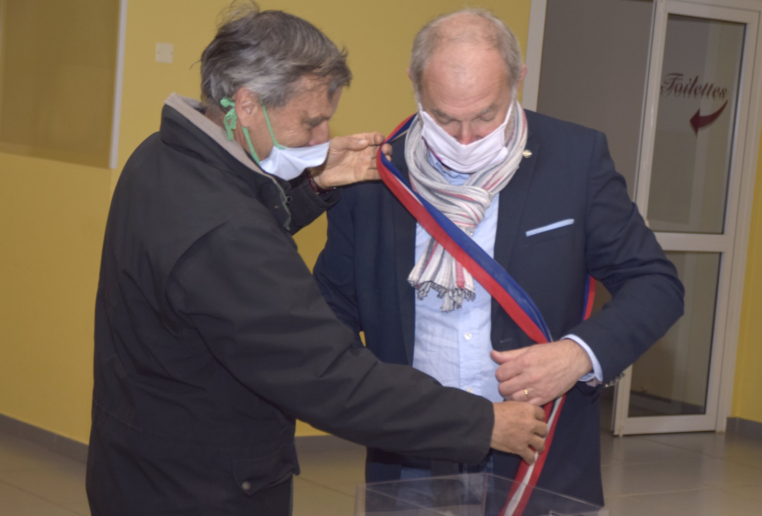 Passation de l'écharpe de maire.jpg