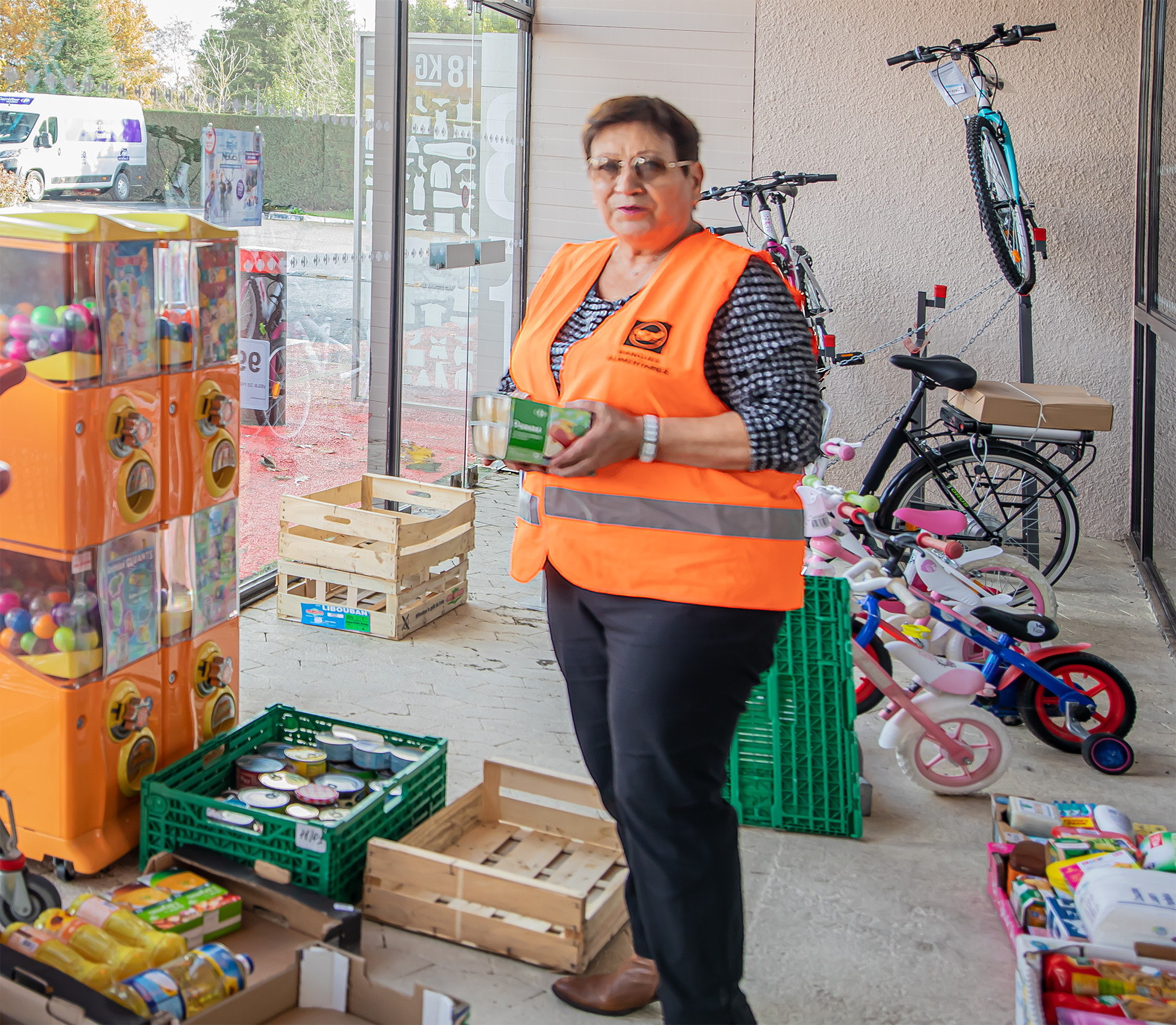 1Bénévole banque alimentaire sortie de Carrefour 1bis 301119.jpg