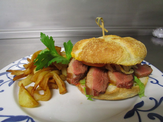 DR Gérard Ducès Duckburger + frites.JPG