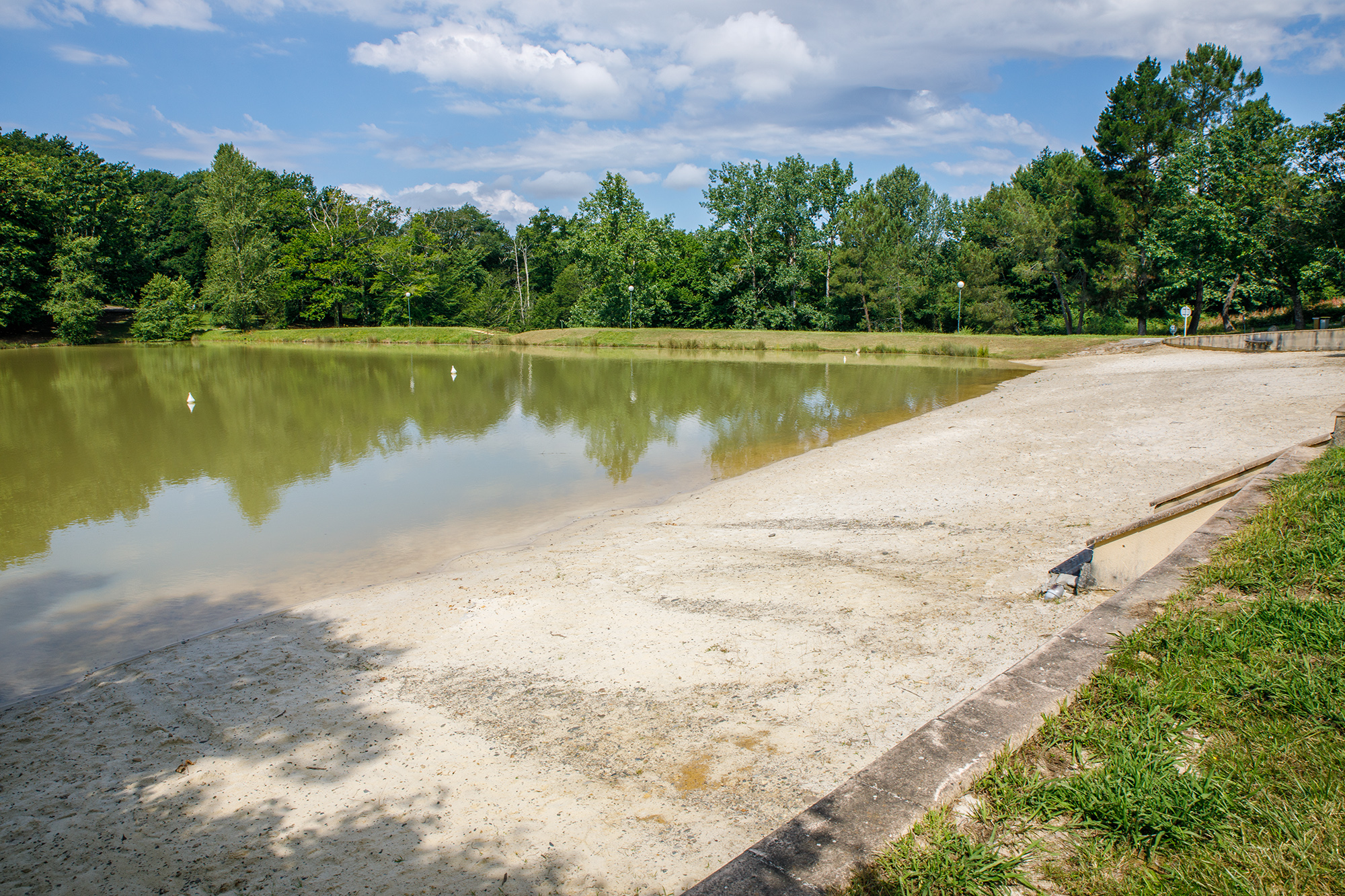 1 La plage du lac d'Aignan 1bis 190620.jpg