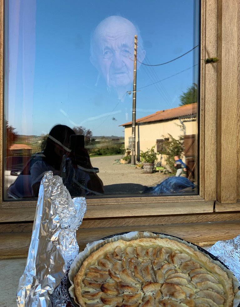 Barbé La tarte d'un côté de la fenêtre et Papy, très dubitatif de l'autre !.jpg