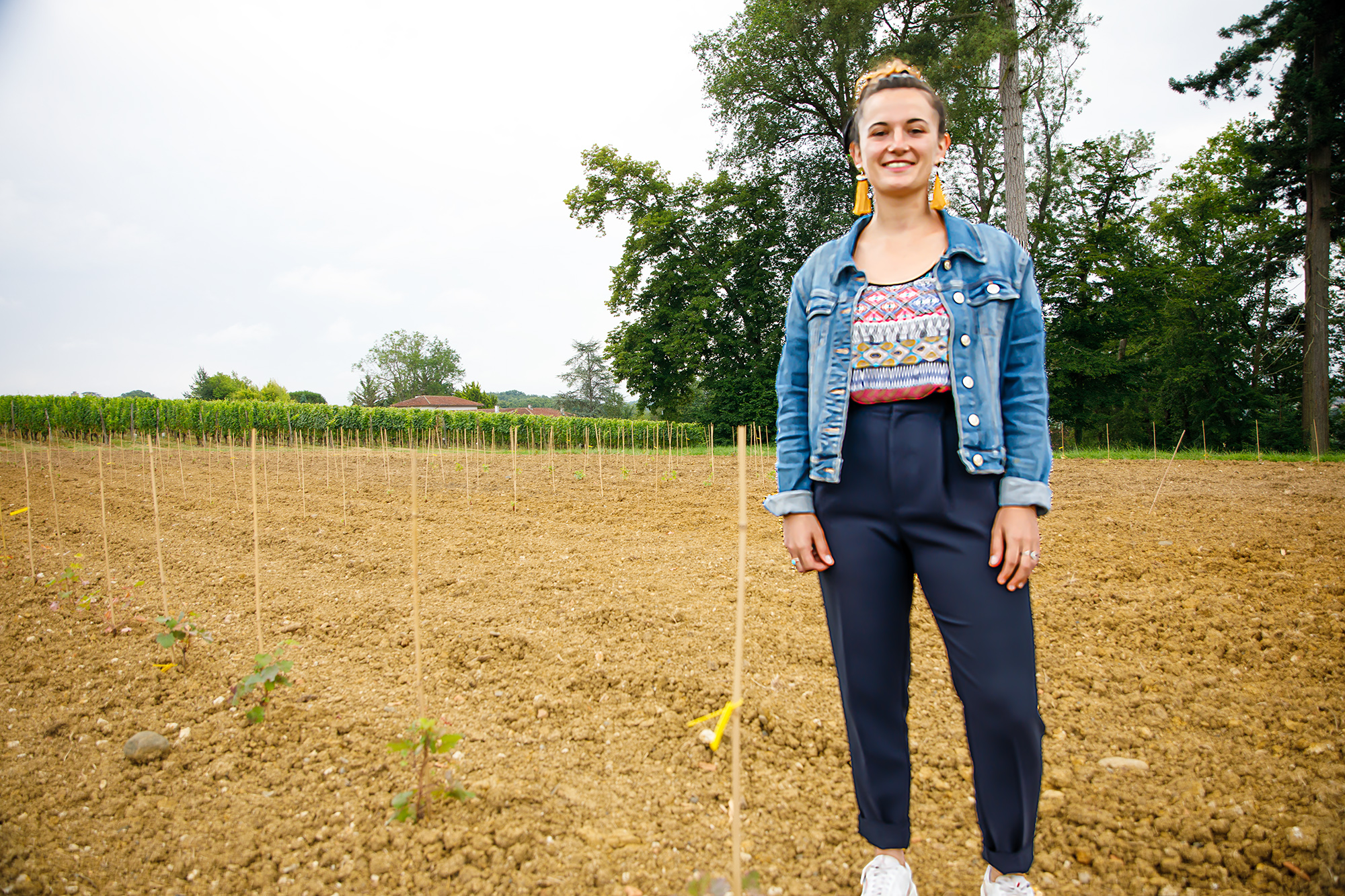 1 Elodie Gassiolle devant la parcelle représentative des cépages 1 010720.jpg
