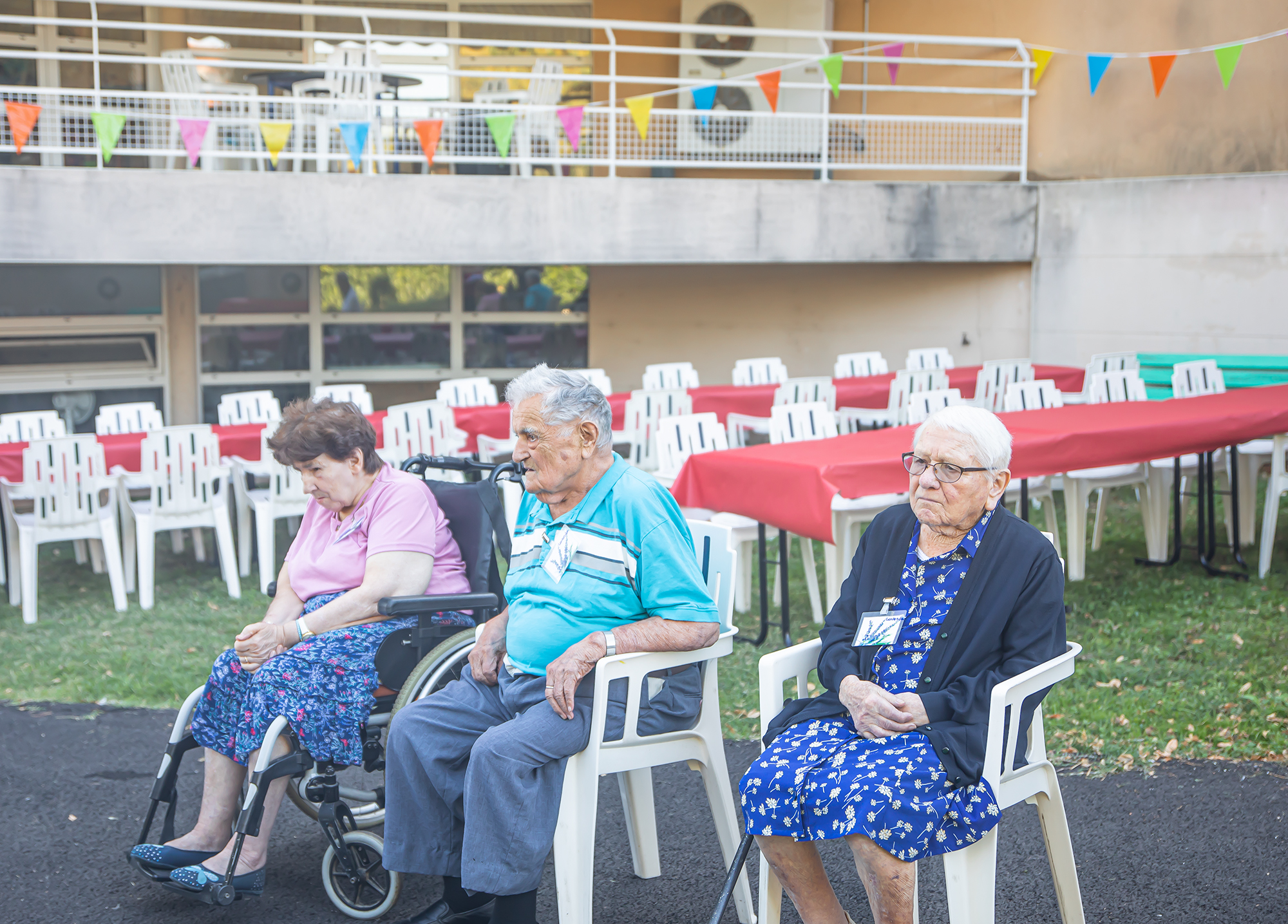 3 Les tables sont prêtes pour le repas 1bis 120920.jpg