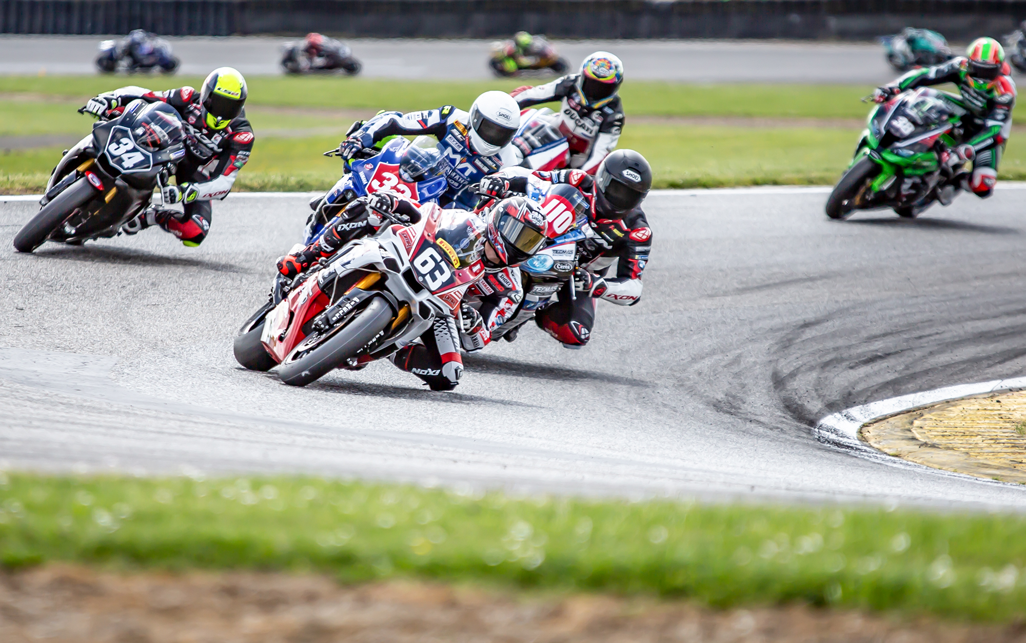 11 Superbike course 1 le peloton derrière les 2 1ers 1bis 050519.jpg