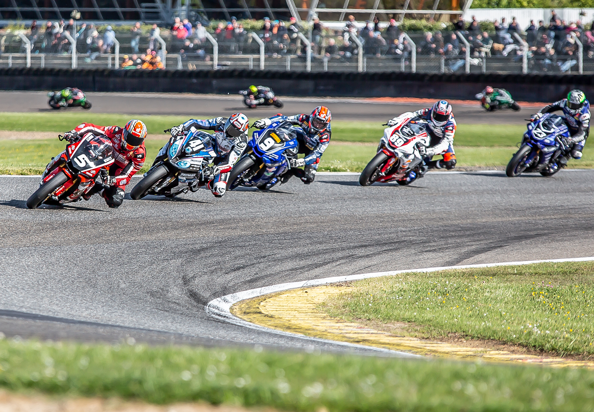 16  Superbike course 2 Tête de course bouleversée Christophe Ponsson en tête 1bis 050519.jpg
