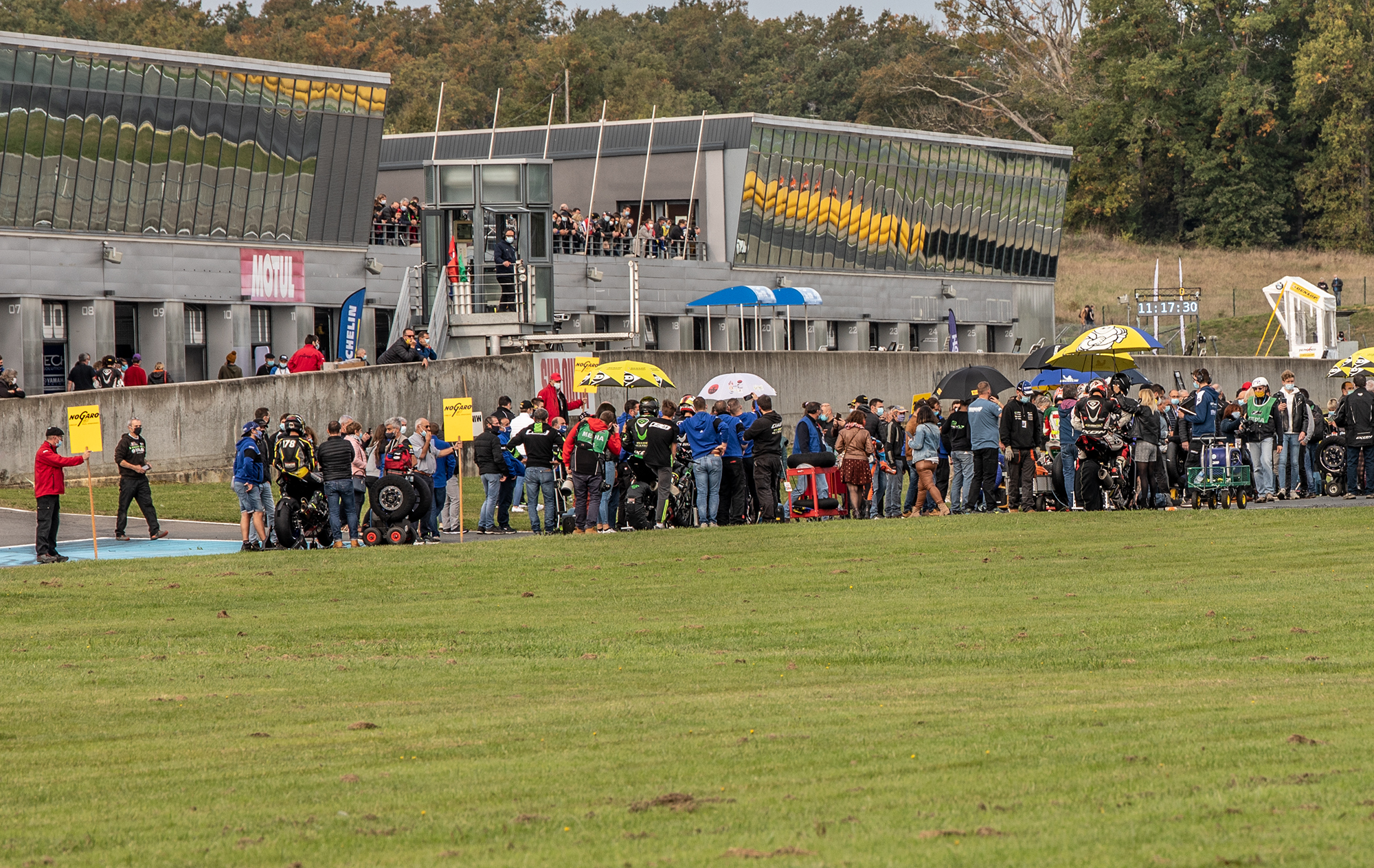 8 Foule au départ des Superbike 1 1bis 251020.jpg