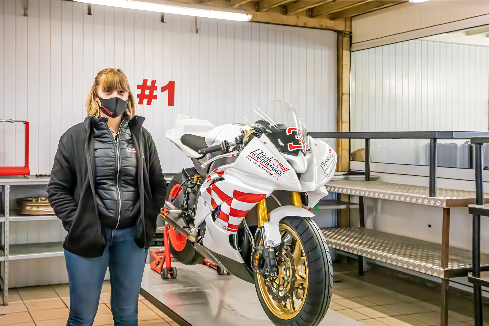 5 Elise Ladevèze dans l'atelier moto 1bis 271020.jpg