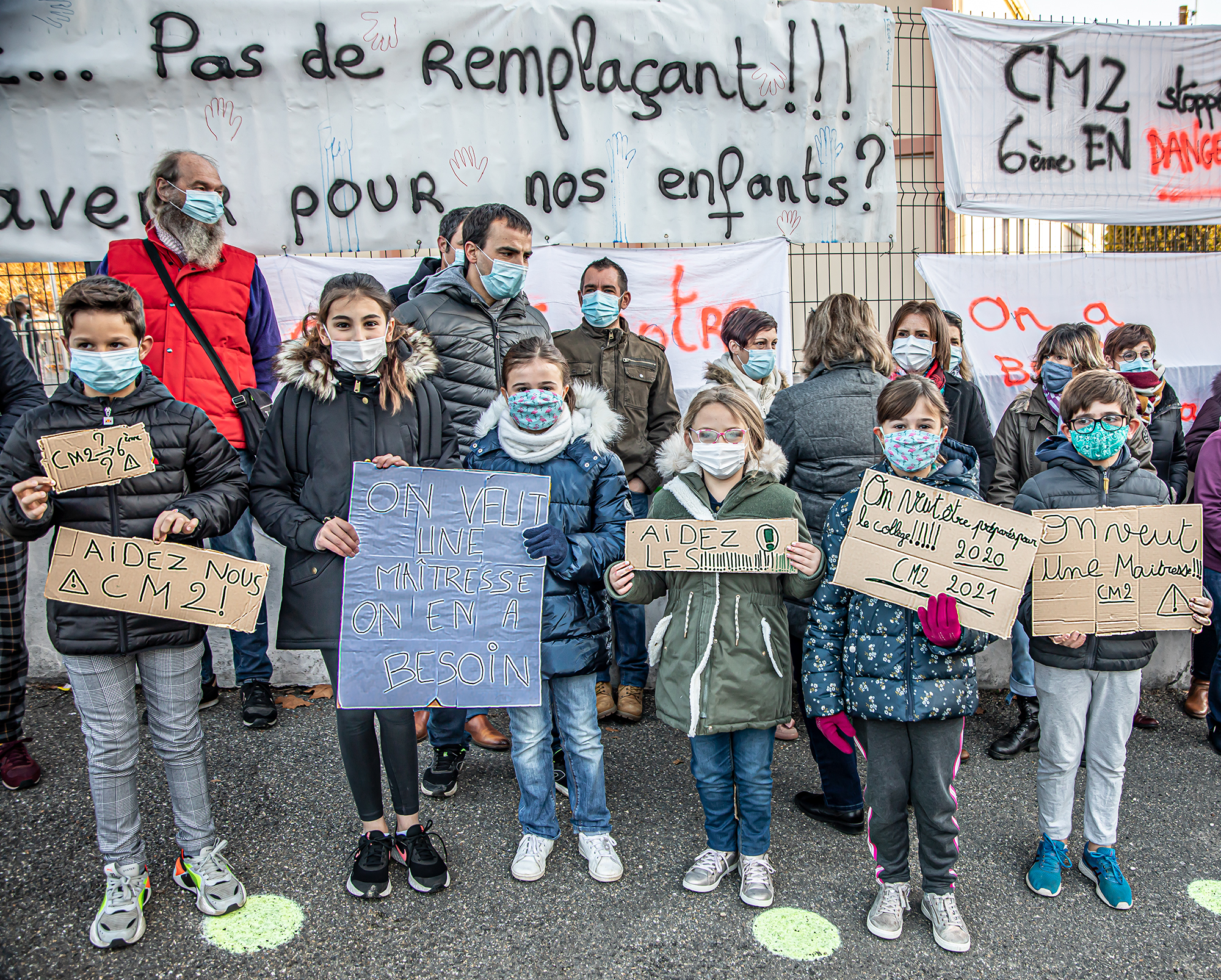 4 Les enfants portent des pancartes 1bis 231120.jpg
