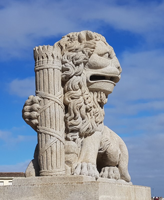 Allees DEtigny Lion gauche [1280x768].jpg