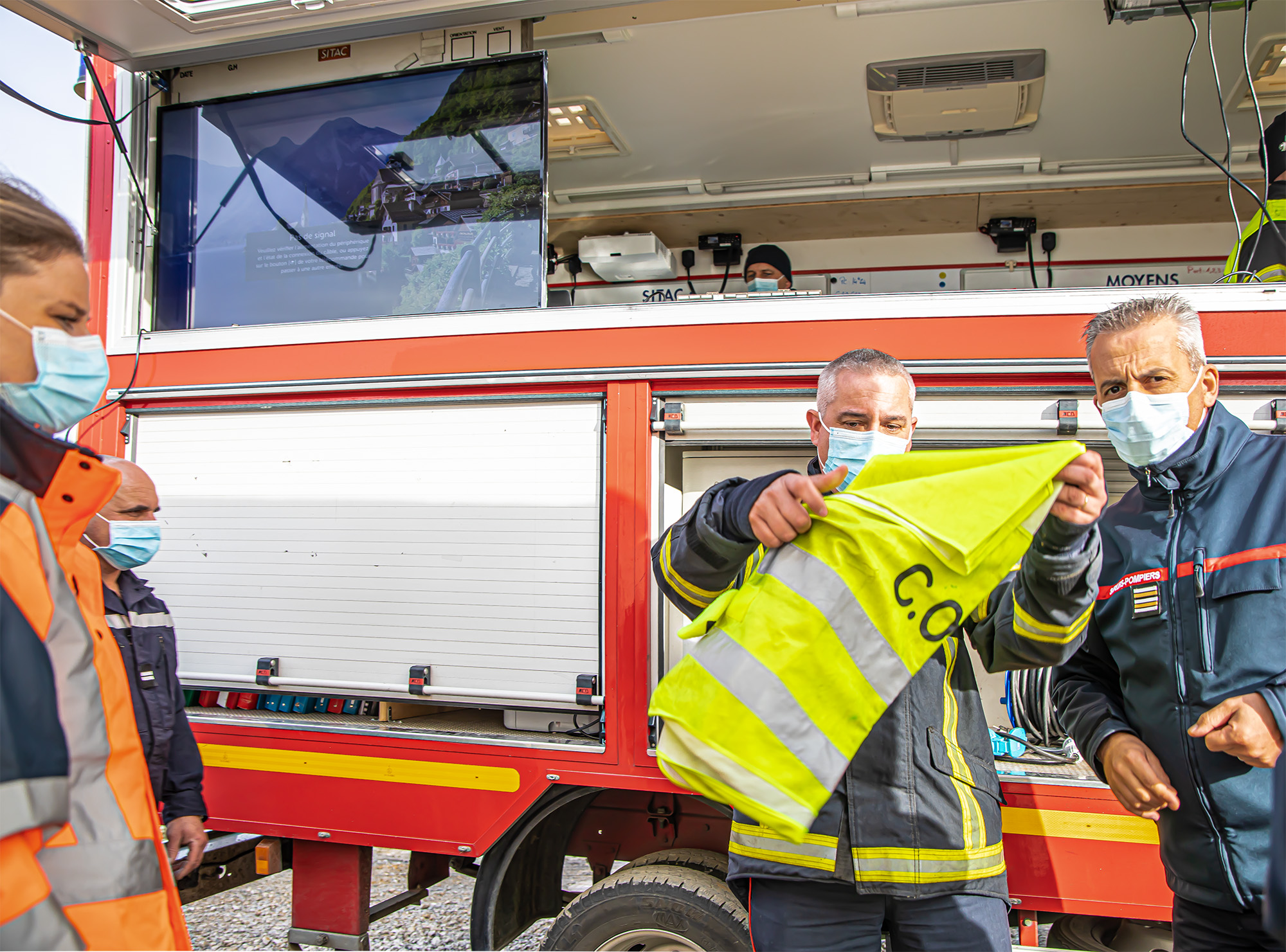 6 Le cdt Jean-Christophe Claverie revêt le gilet de COS 1bis 031220.jpg