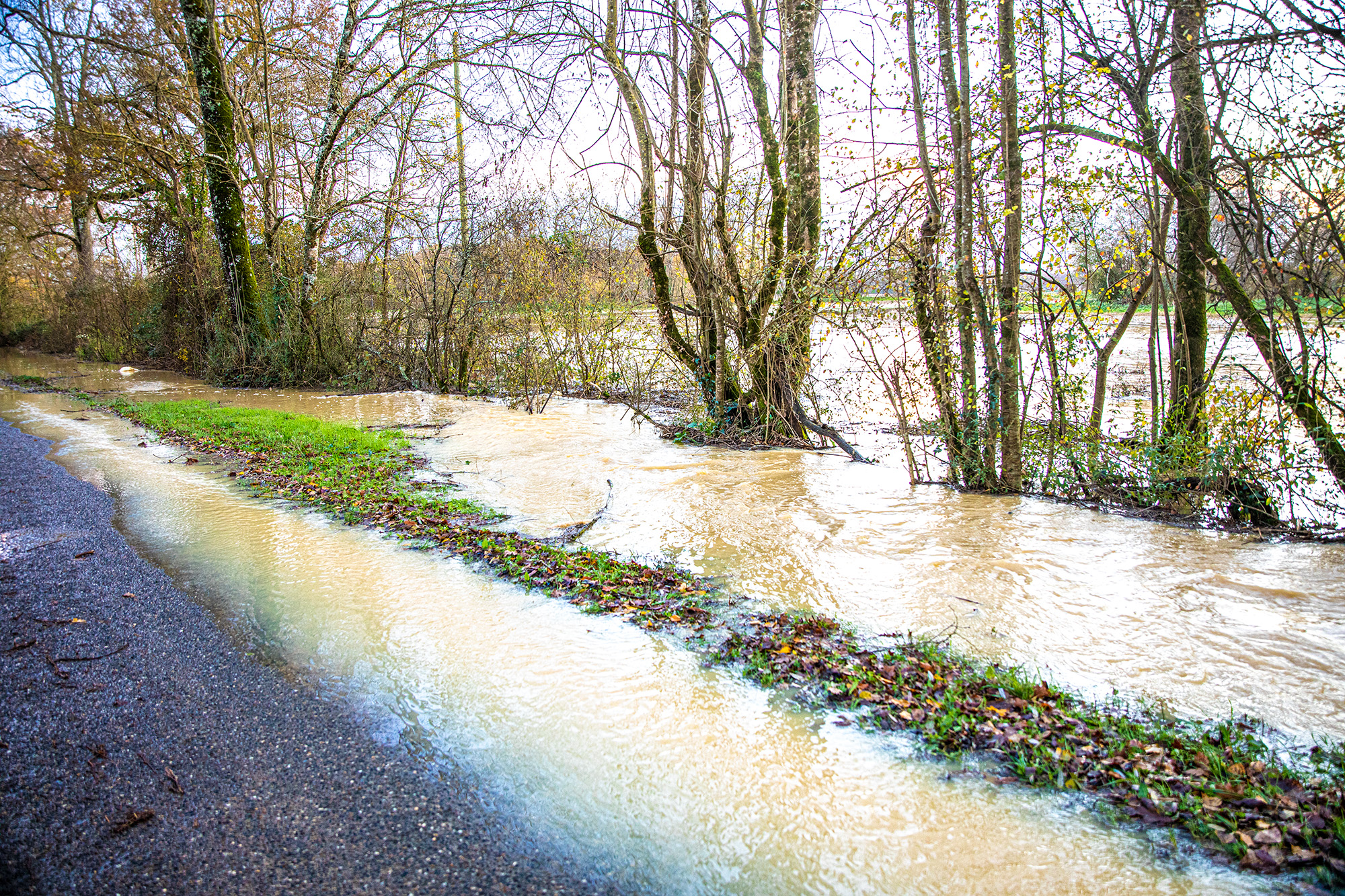 2 Ici la moitié de la route est sous leau 1bis 081220.jpg