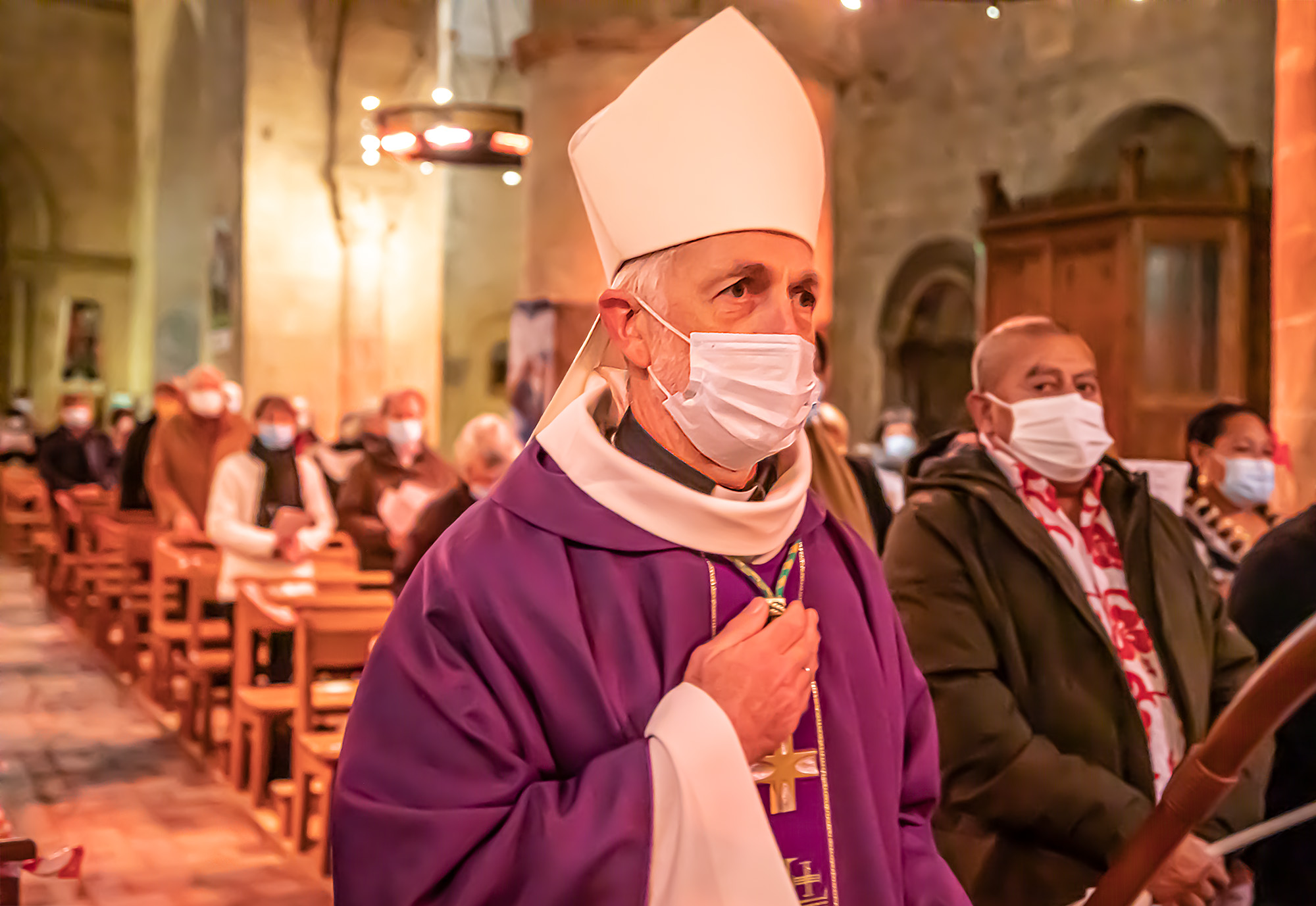 2 Mgr Bertrand Lacombe arrive dans le choeur 1bis 131220.jpg
