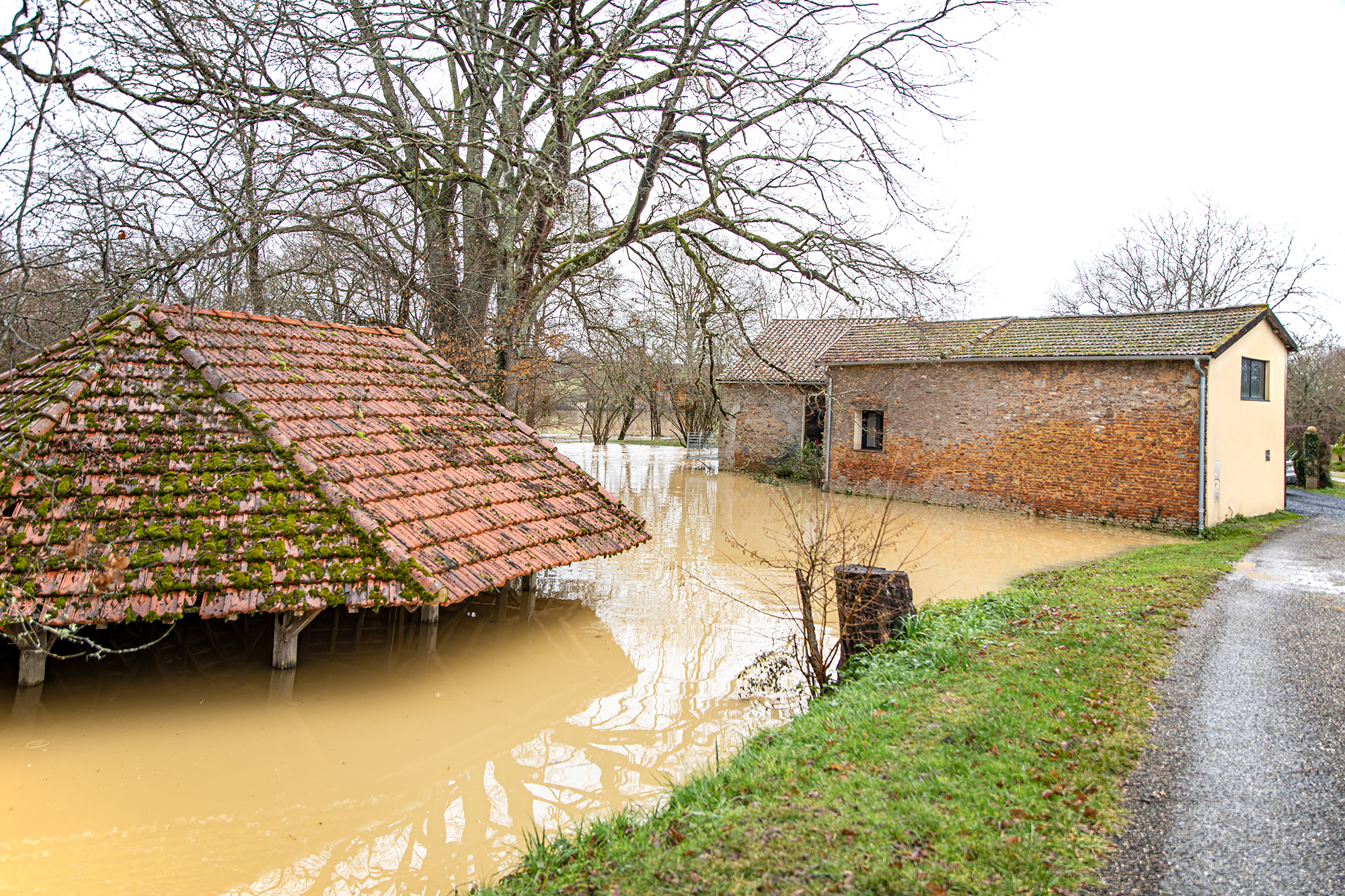 0 Vue générale avec le lavoir au 1er plan 1bis 250121.jpg