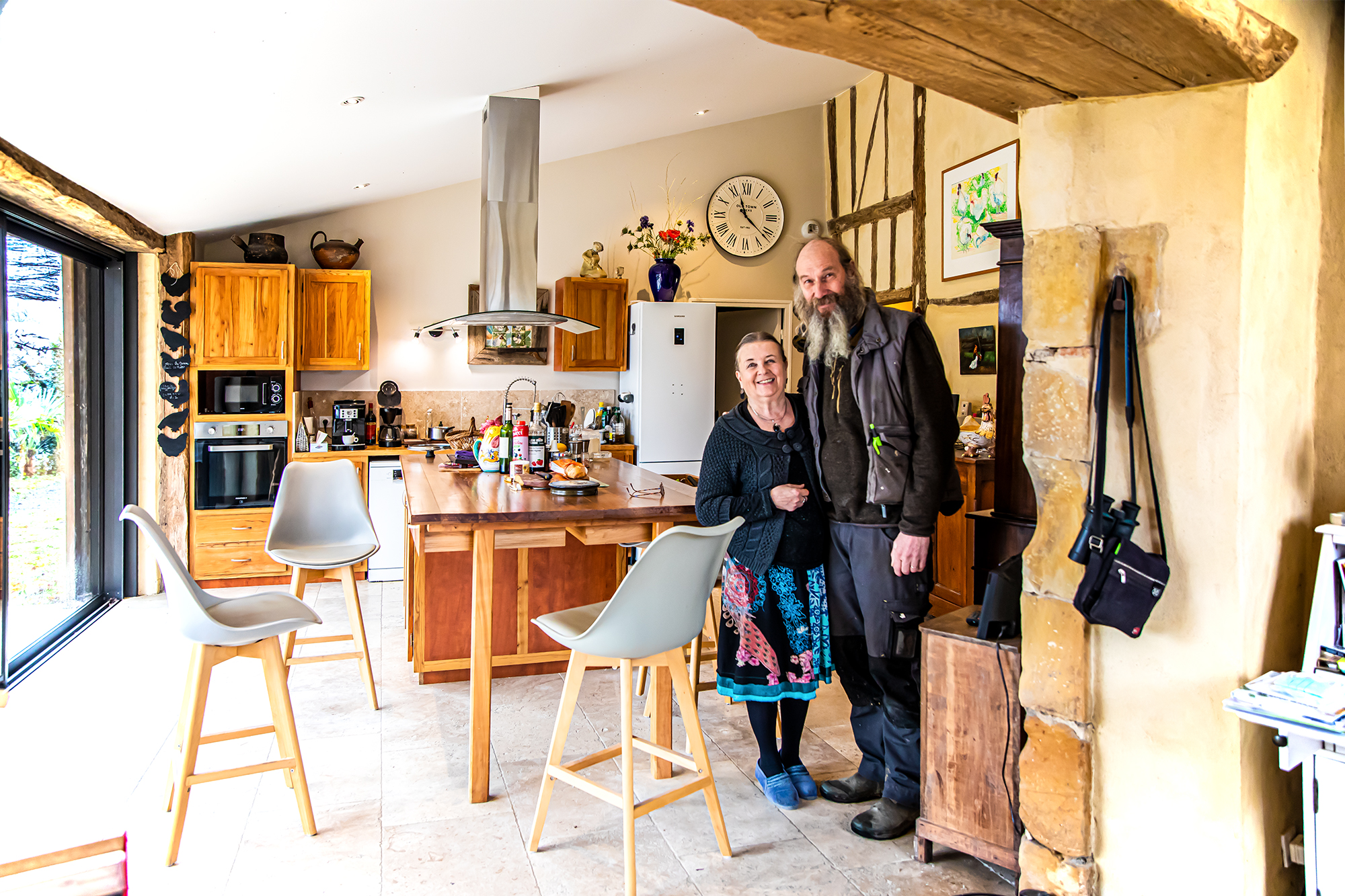 4 Papouchka et Gérald Deturck dans leur bar-cuisine 1bis 250121.jpg