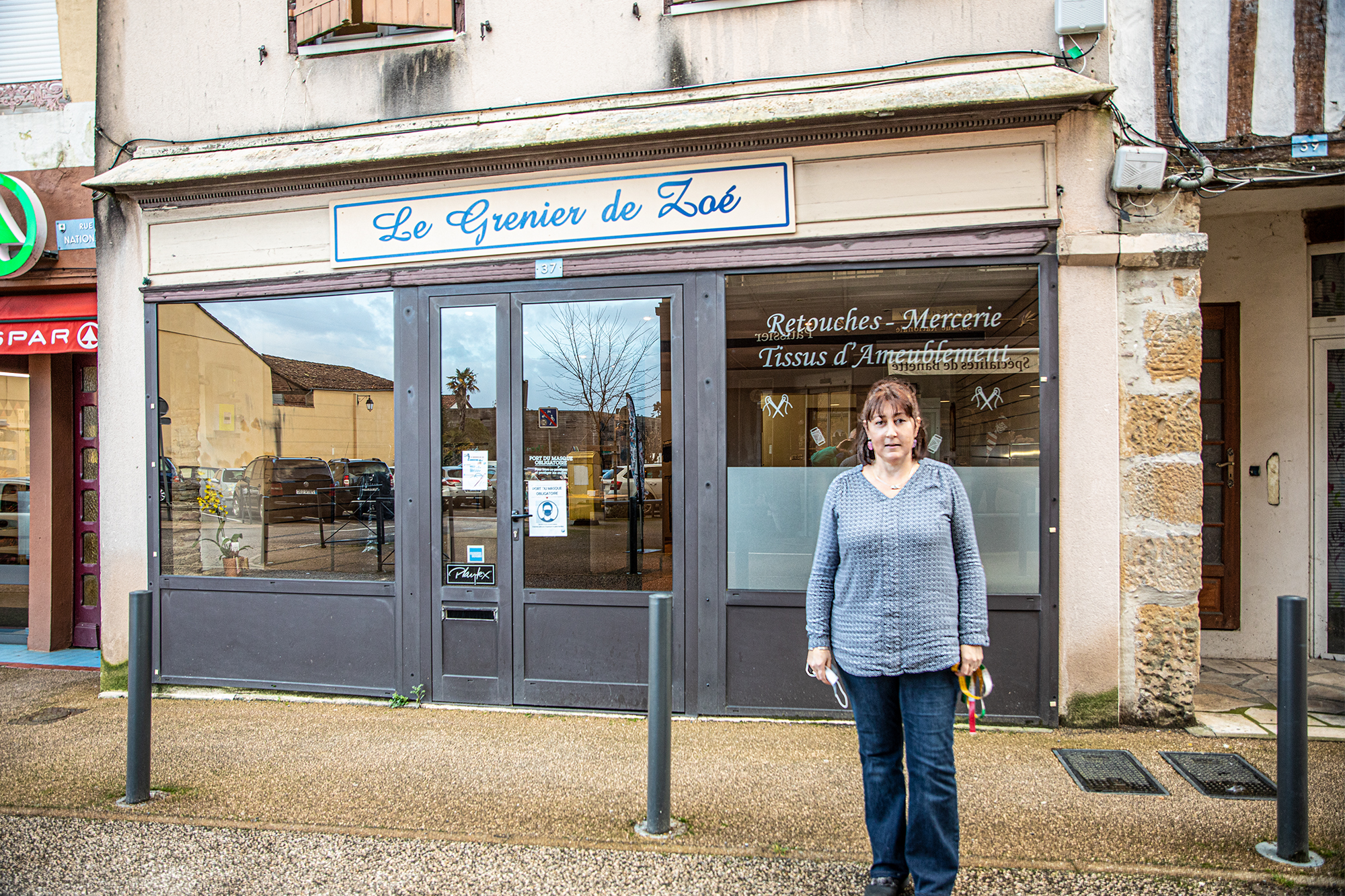 1 Lydia Magalhaes devant son magasin 1bis 300121.jpg