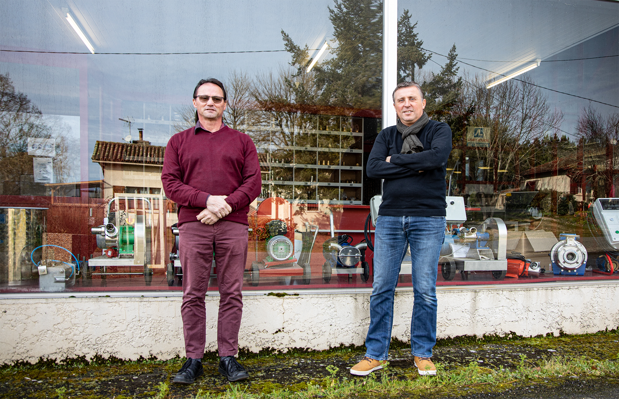 3 Alain Courbon et Eric Lièvre devant vitrine Sormati 1bis 260121.jpg