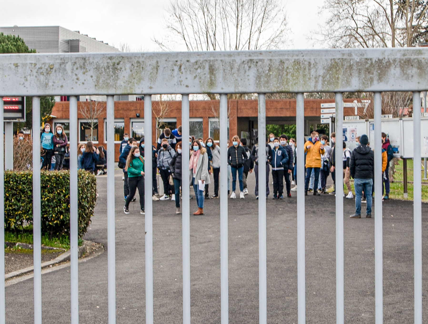 4 Des élèves observent à l'intérieur du lycée 1bis 060221.jpg