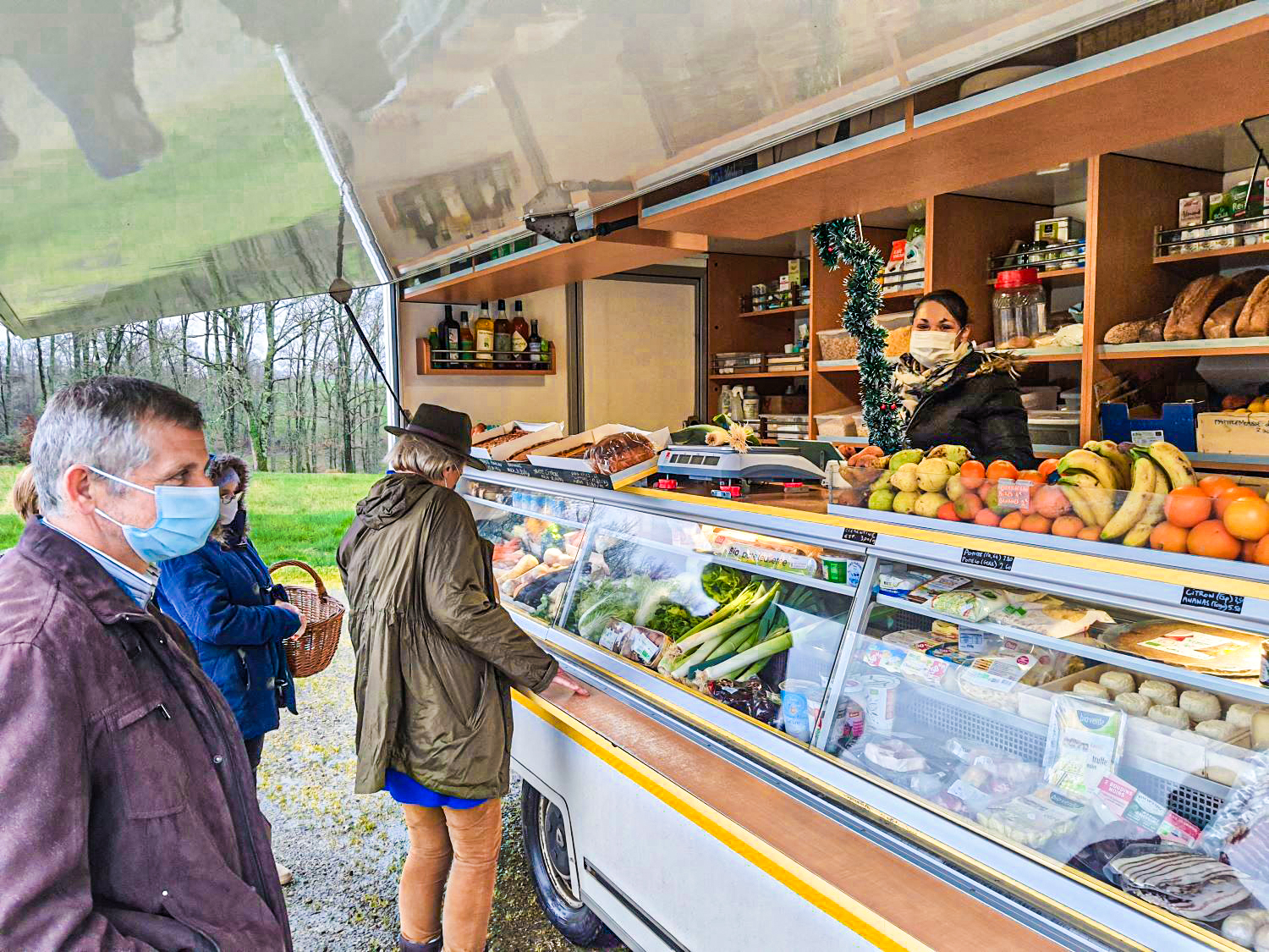 2DR Alain Bovo LES HABITANTS AU CAMION ITINERANT. 2.jpg
