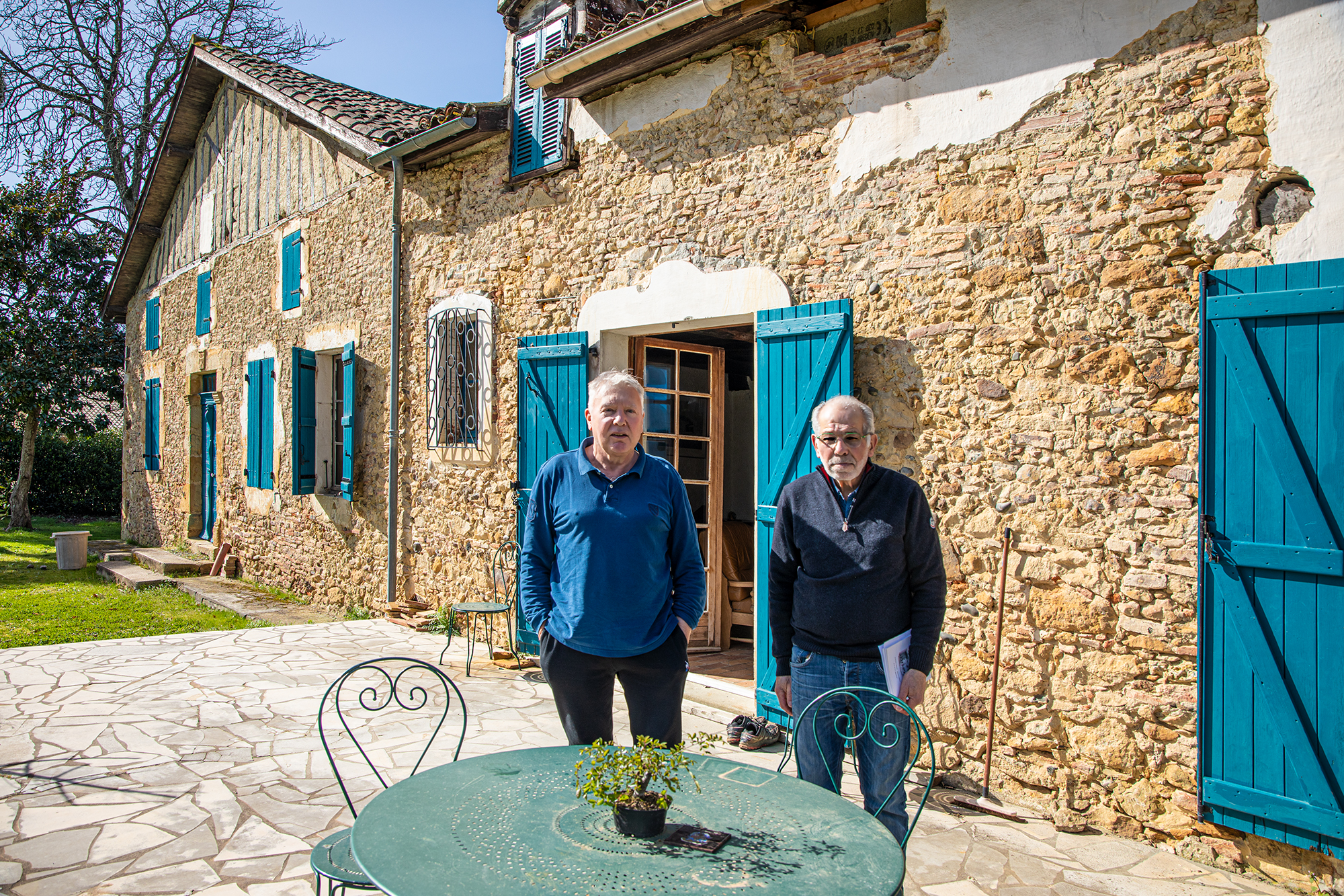 0 Claude Lagier et Alain Faget devant la maison du 1er 1bis 230221.jpg