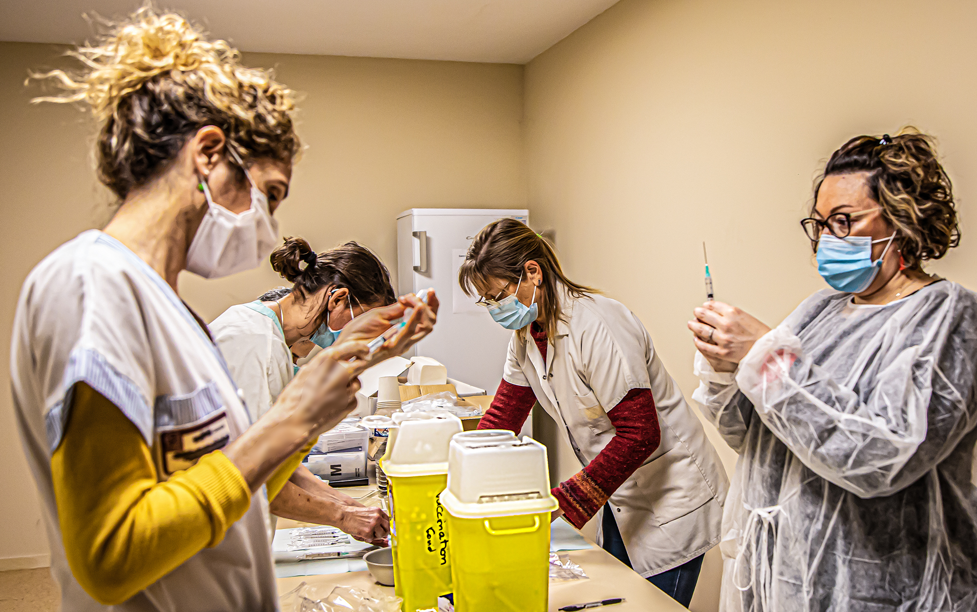 1 Les infirmières préparent les seringues 1bis 030221.jpg