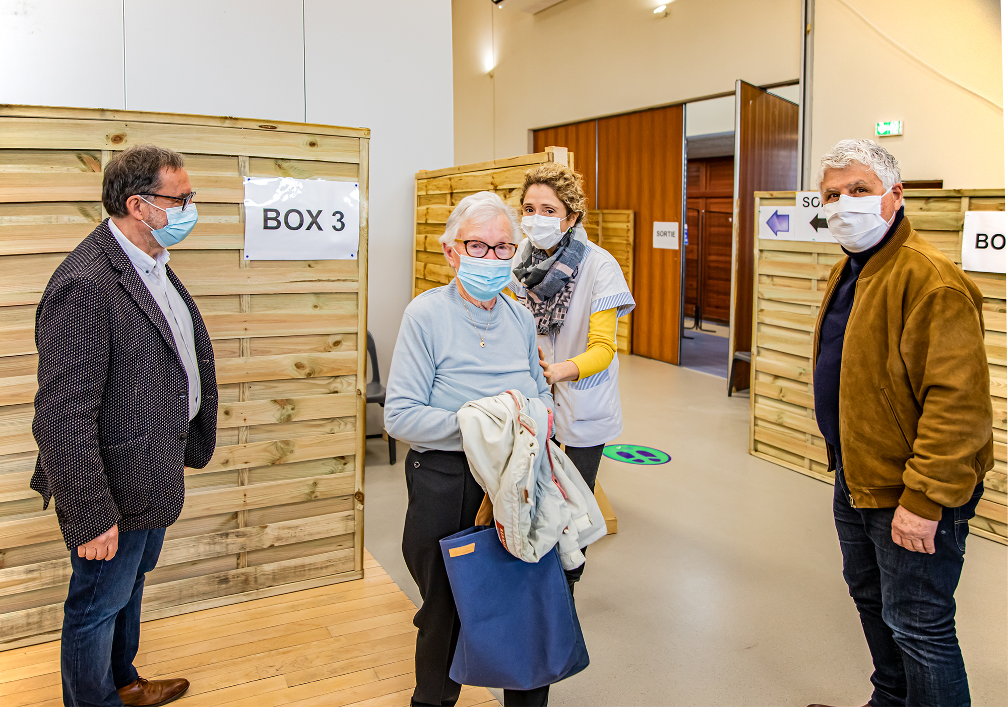6 Philippe Martin Christian Peyret devant box de vaccination 1bis 030221.jpg