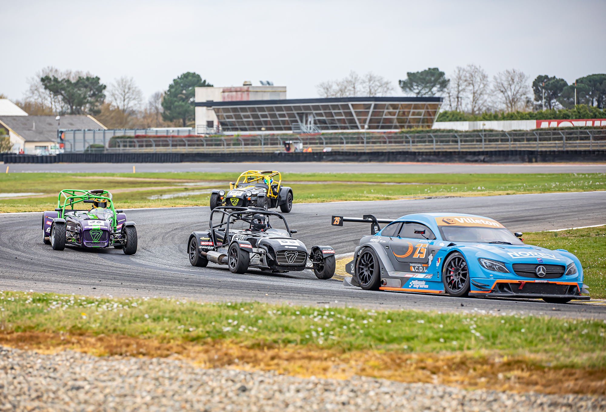 5ter Groupe N/GT 2e course Mijet 25 poursuivie par 3 Lotus Caterham 1bis 070321.jpg