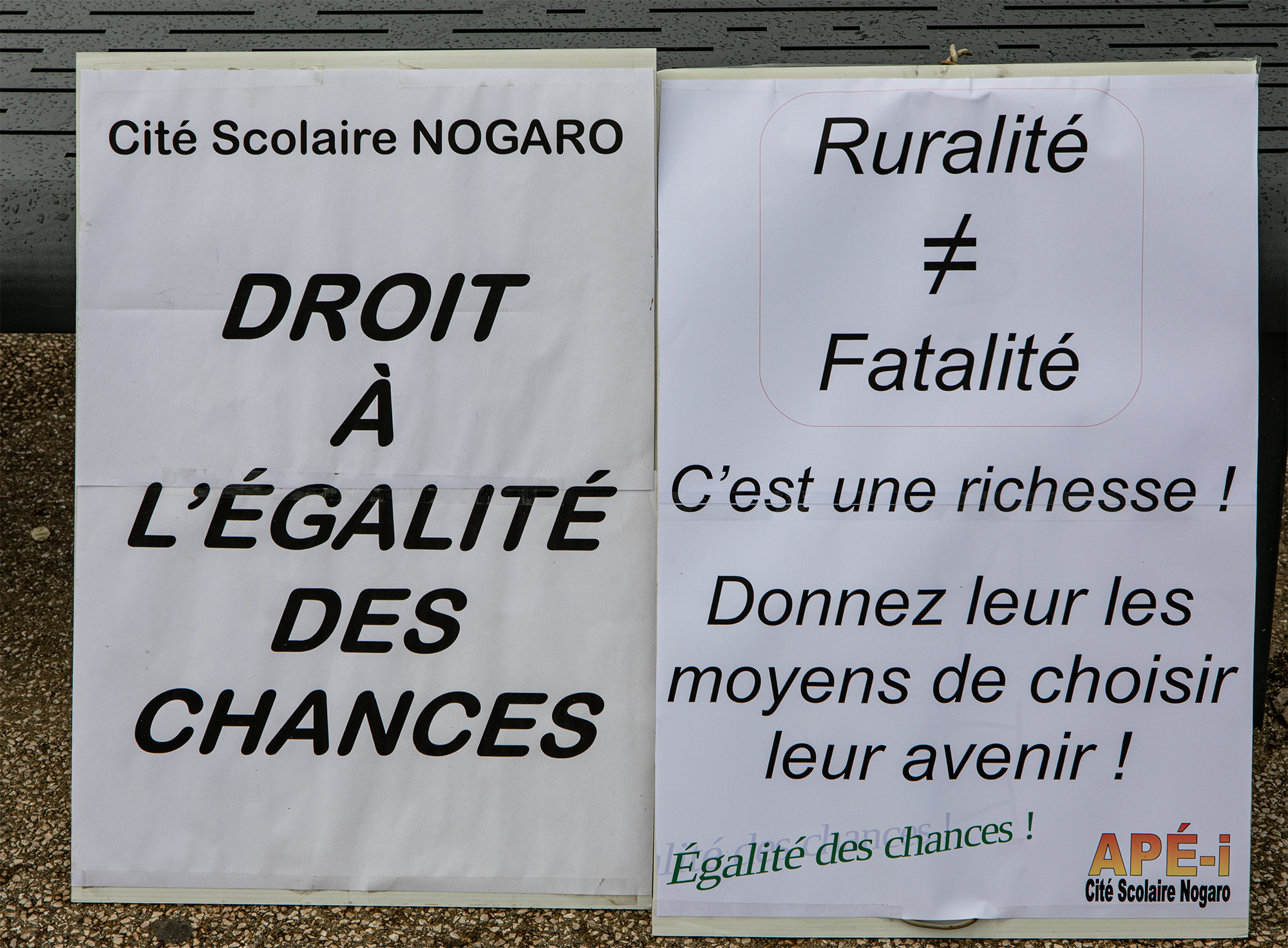 1 Panneaux dans la manif 1bis 120321.jpg