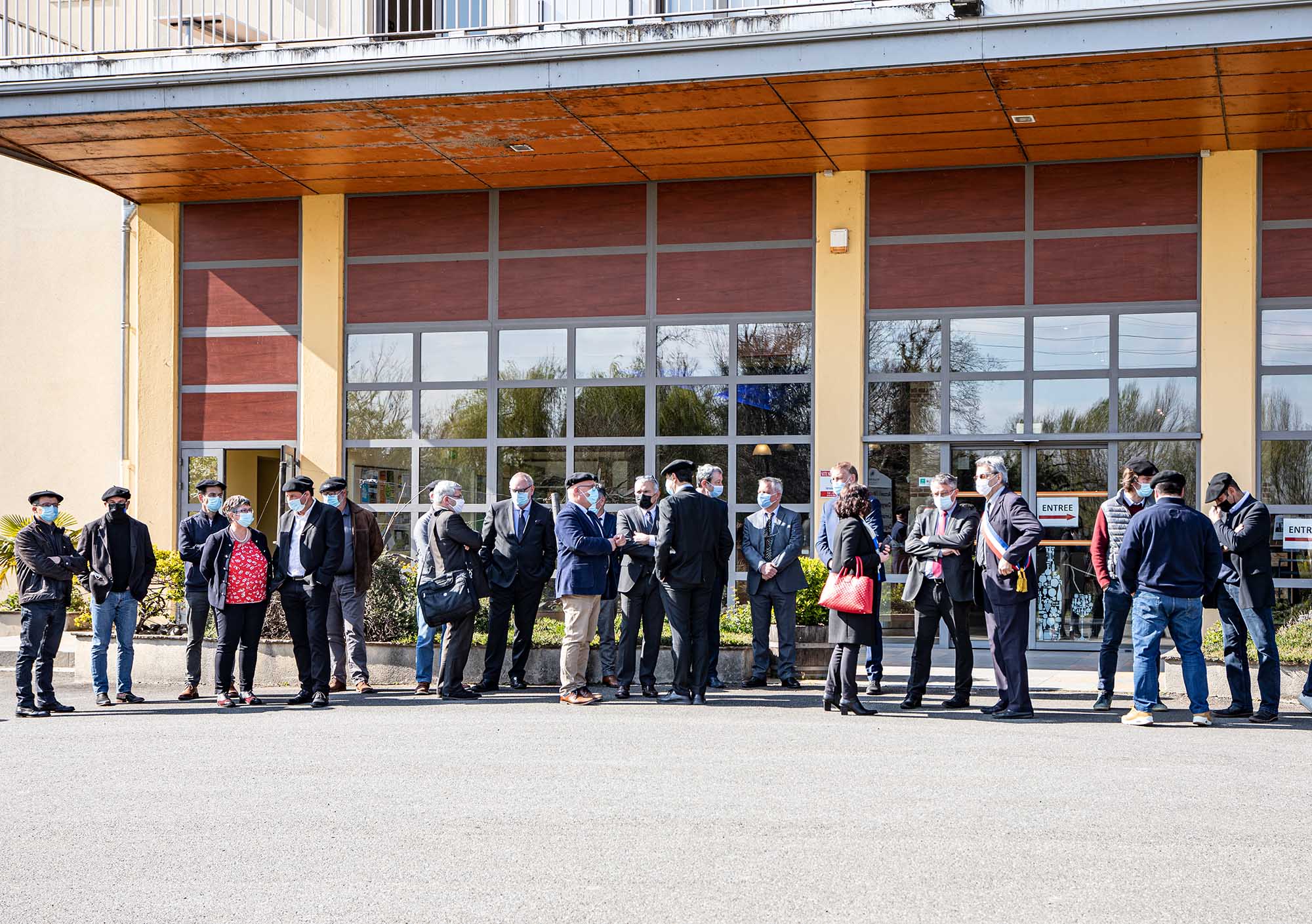 Officiels et vignerons attendent les ministres 1bis 220321.jpg