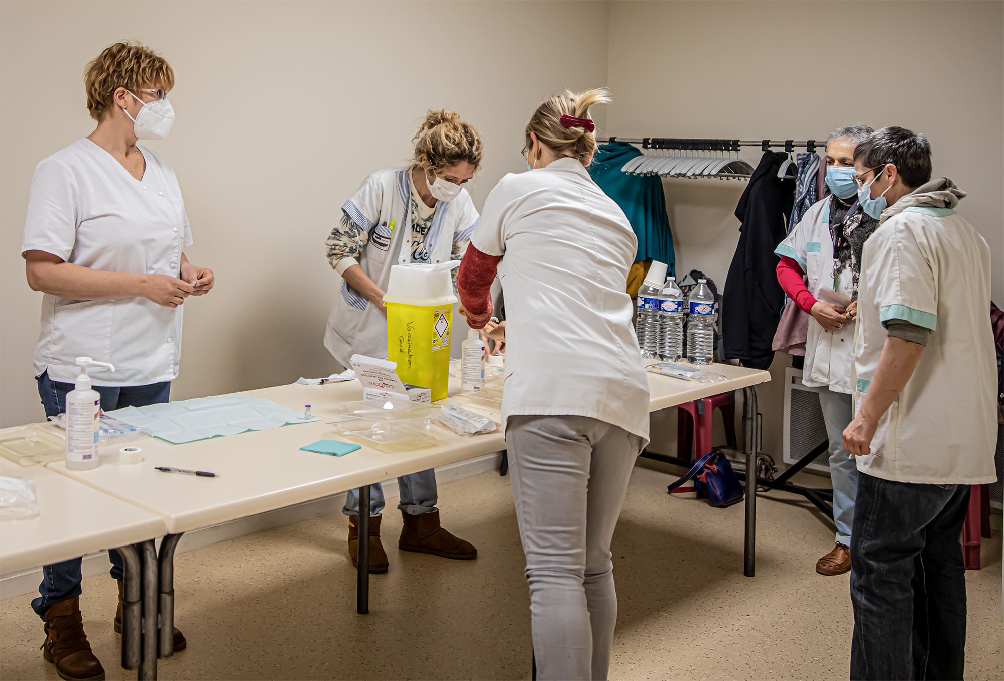 12 Les infirmières préparent les doses 1bis 240321.jpg