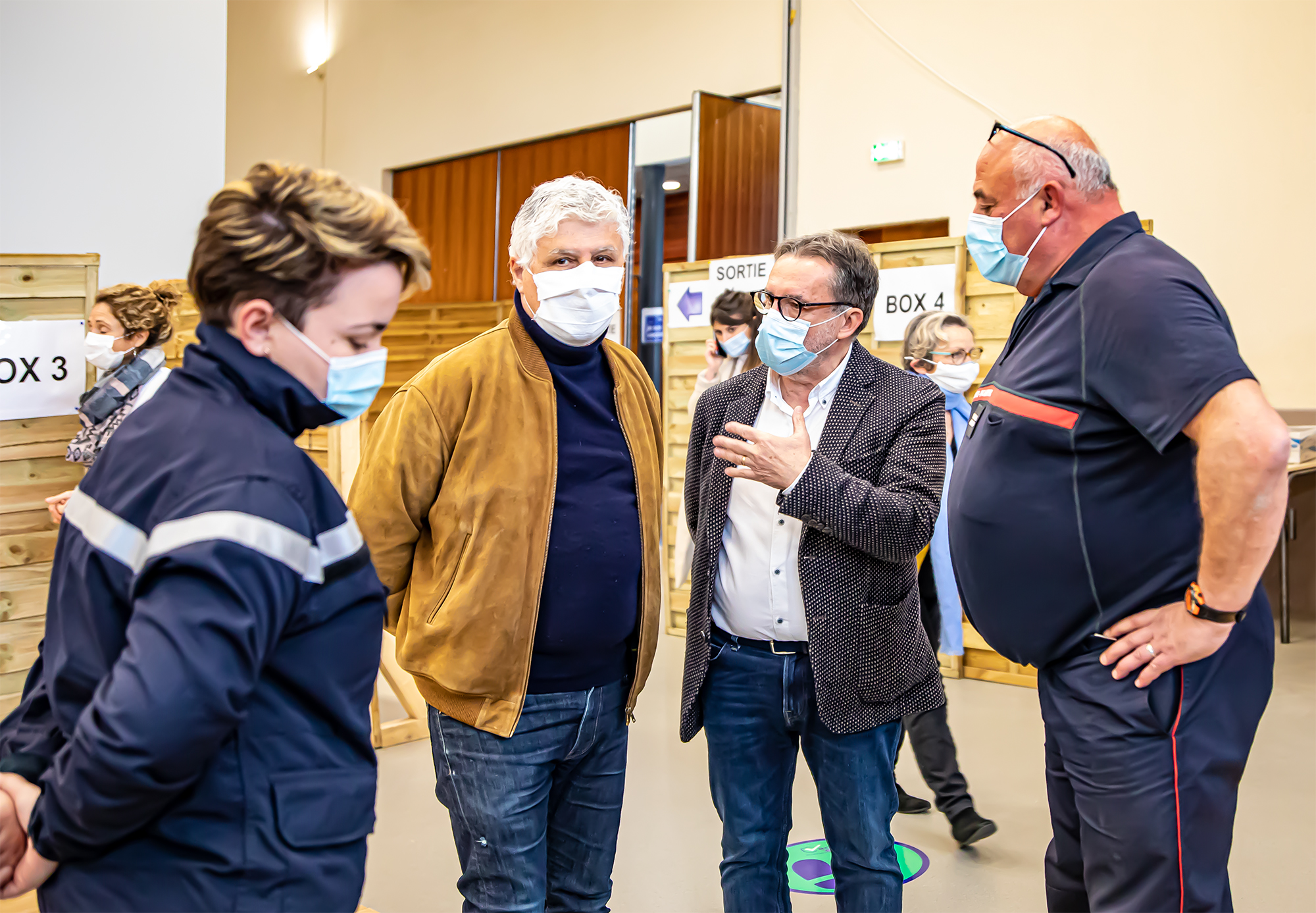 7 Philippe Martin Christian Peyret discutent avec des sapeurs-pompiers 1bis 030221.jpg