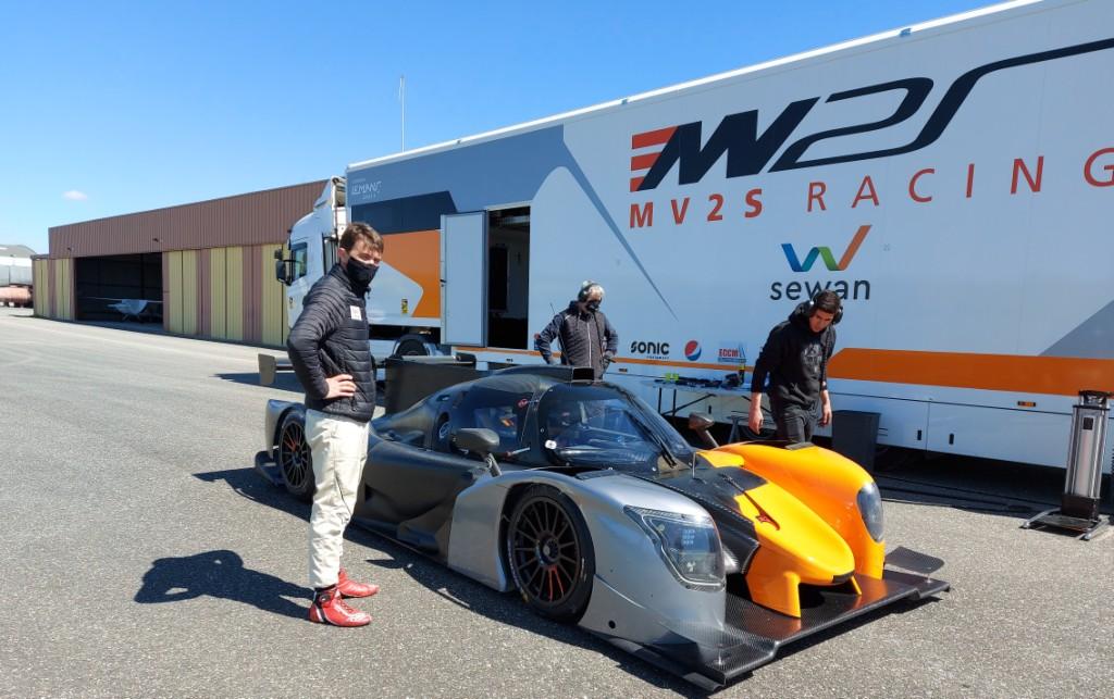 voiture et trois membres.jpg
