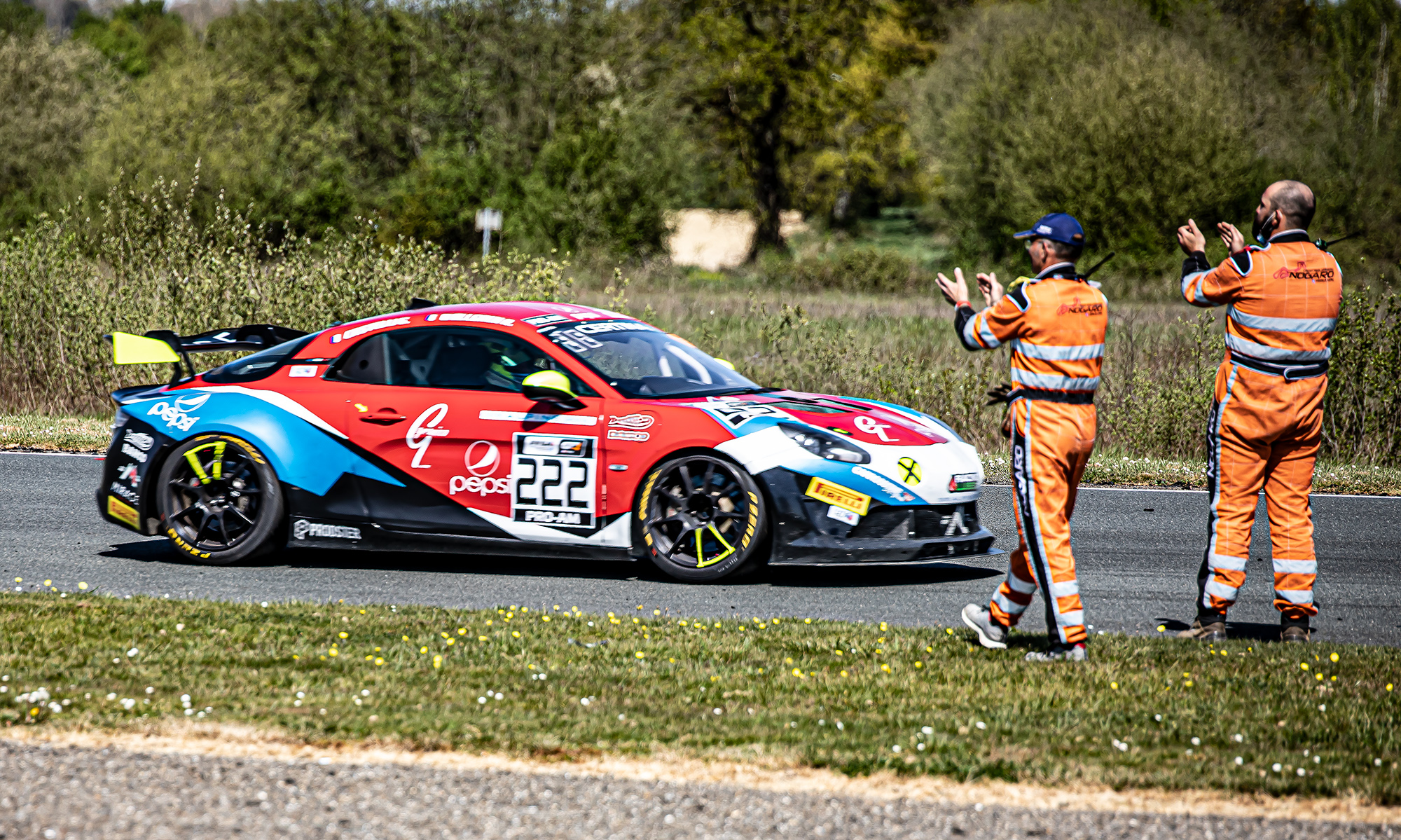 3ter GT4 course 1 Alpine n°222 Wallgren Castelli applaudie 1bis 040421.jpg