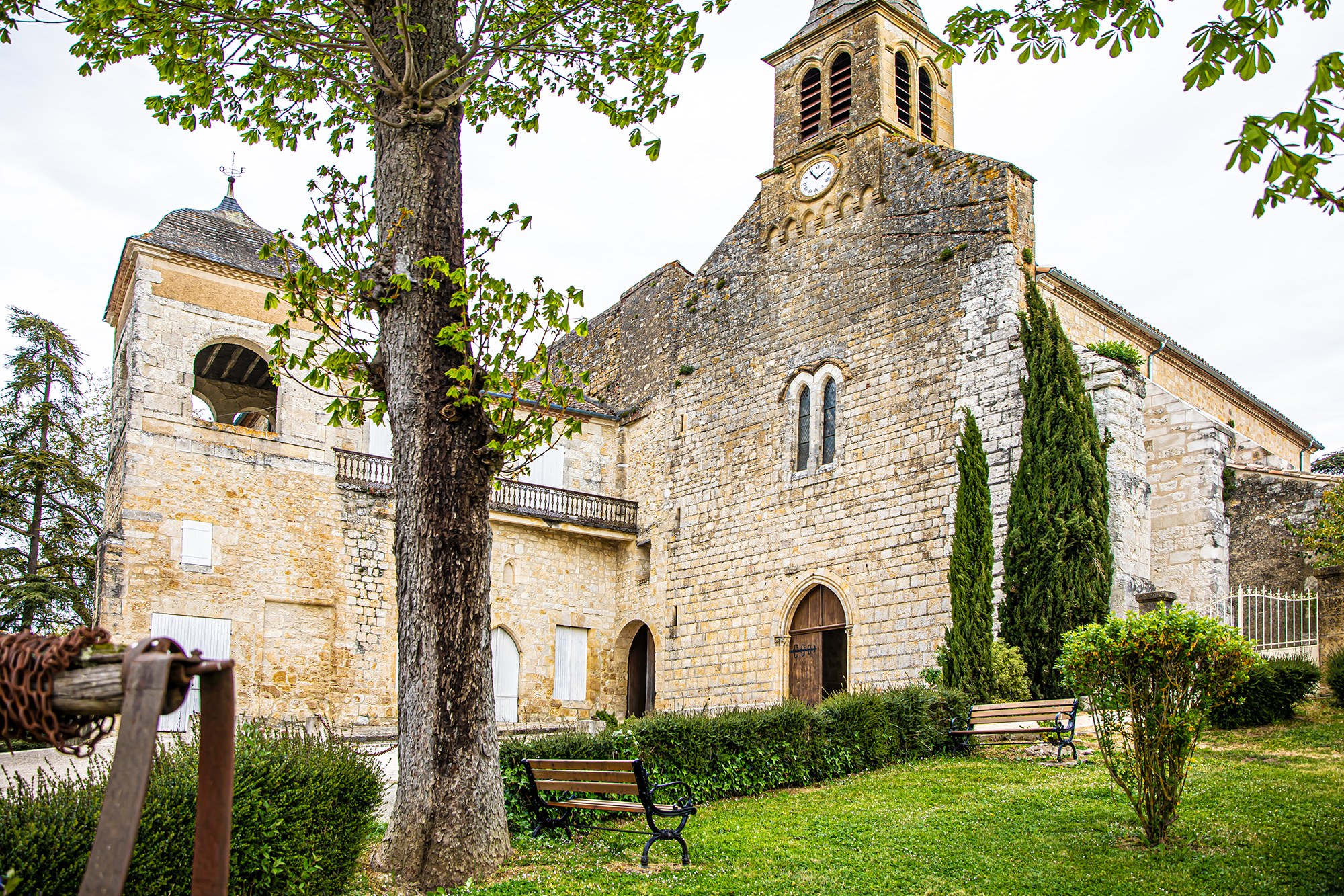 6 L'église attenante au château de Cassaigne 1bis 090421.jpg