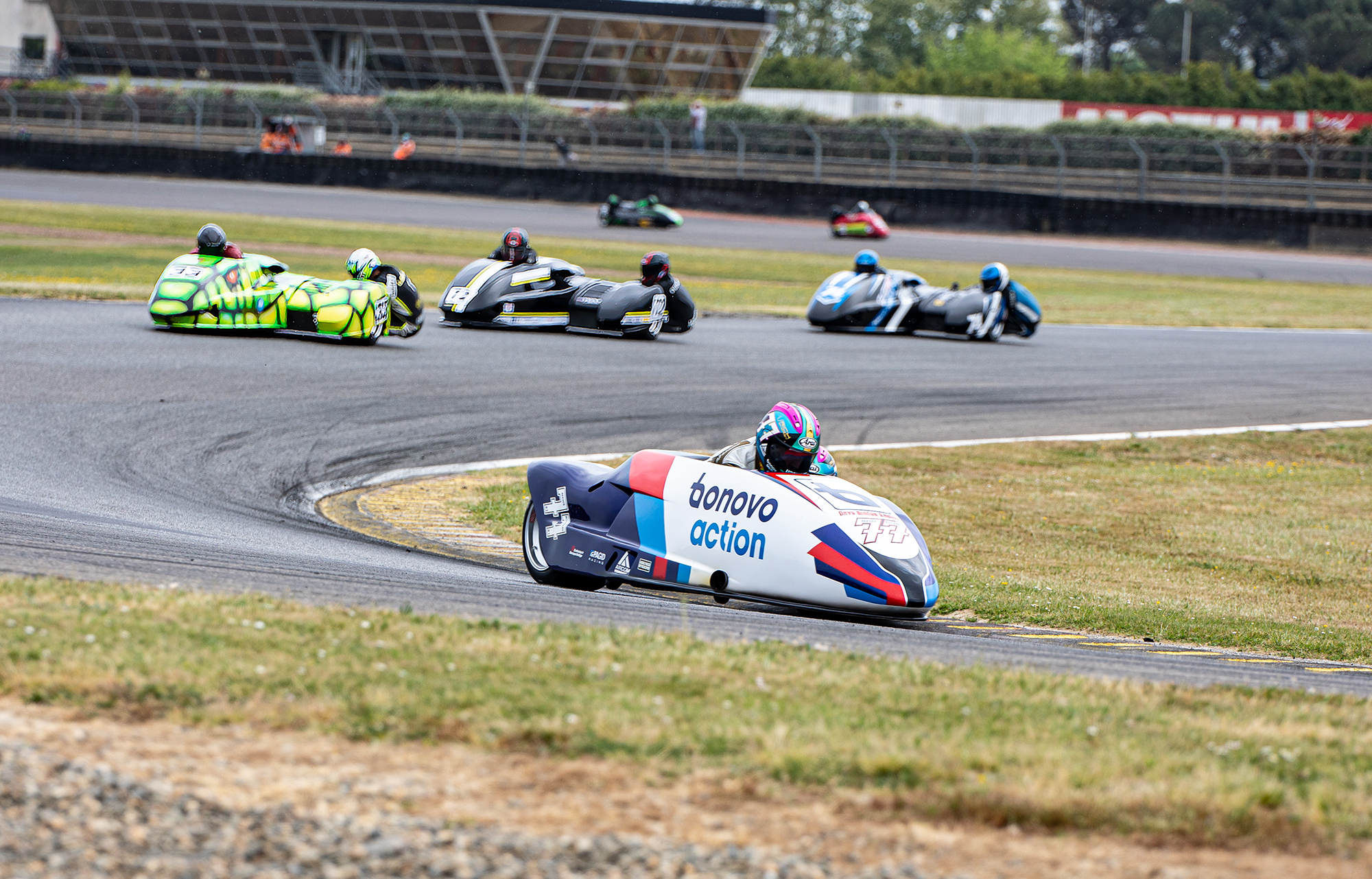 8 Side-cars course2 Tim Reeves-Kévin Rousseau Paul Léglise-Sébastien Lavorel Franck Barbier-Mickael Rigondeau 1bis 250421.jpg