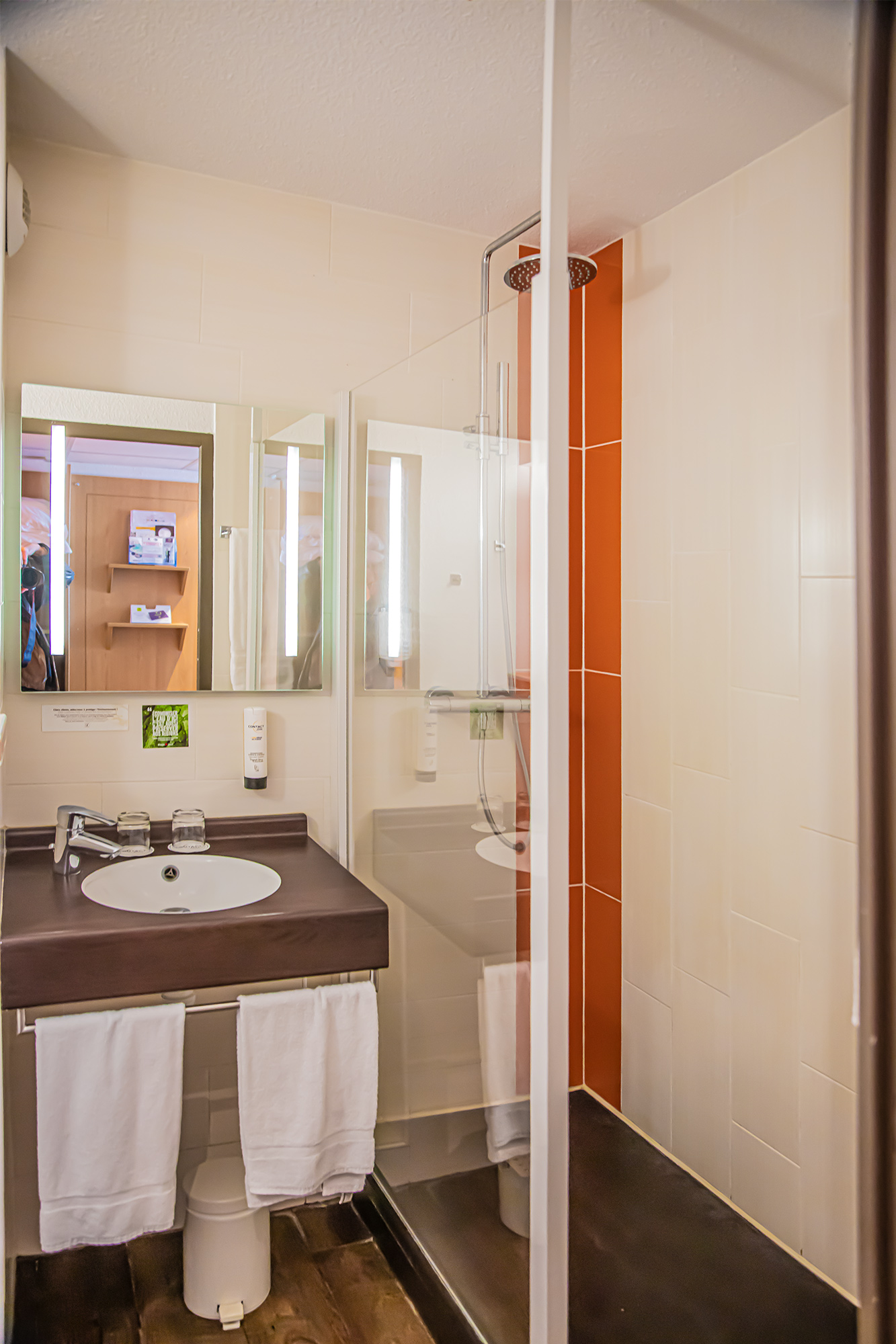 7 Sa salle de douche 1bis.jpg