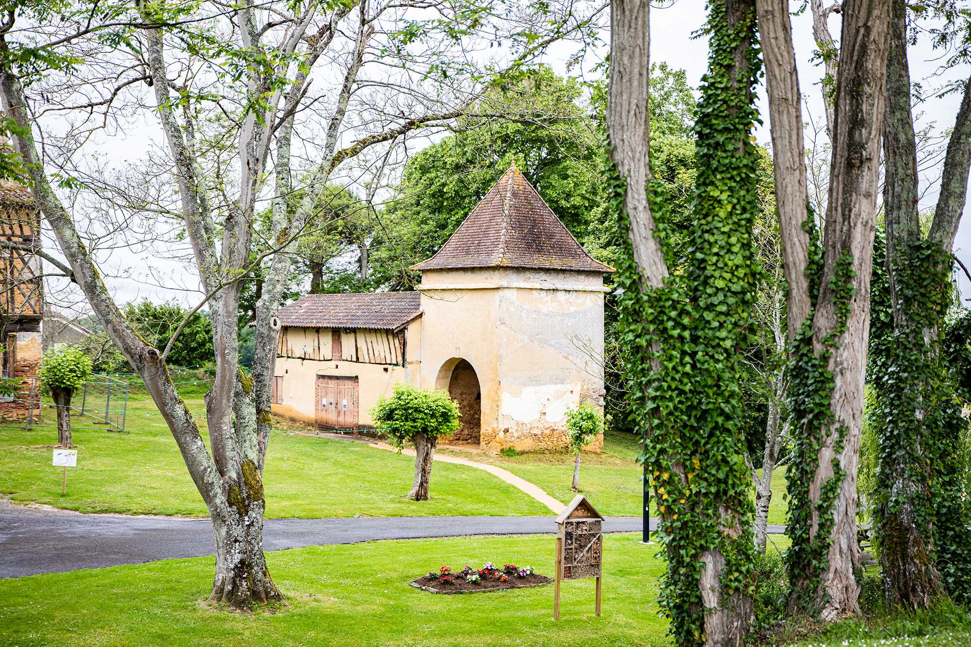 1 Tout près le bâtiment de la Manse à côté du Castet 180521.jpg