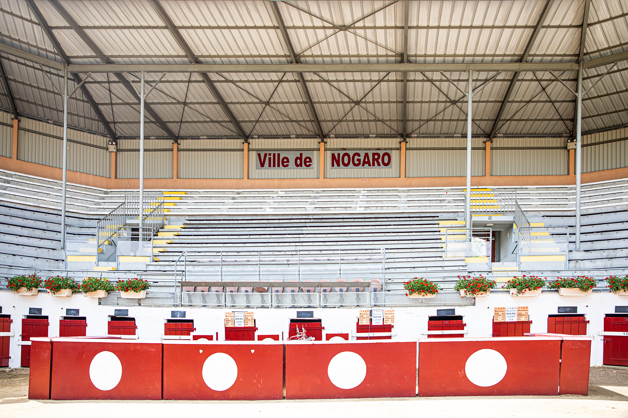 1 Tribune des arènes de Nogaro 1bis 020721.jpg