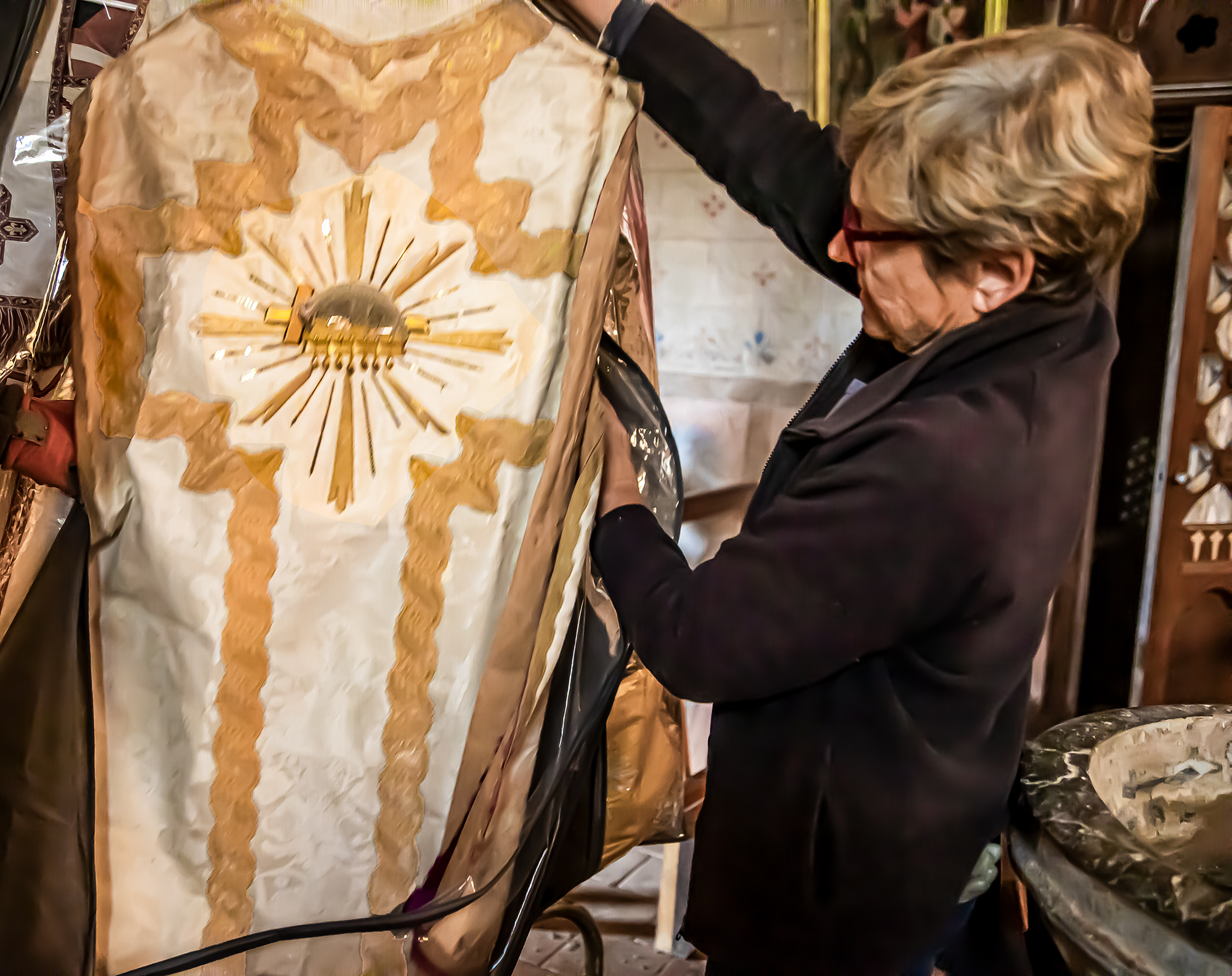 6 Sabine Darrigan montre un habit sacerdotal 1bis 150721.jpg