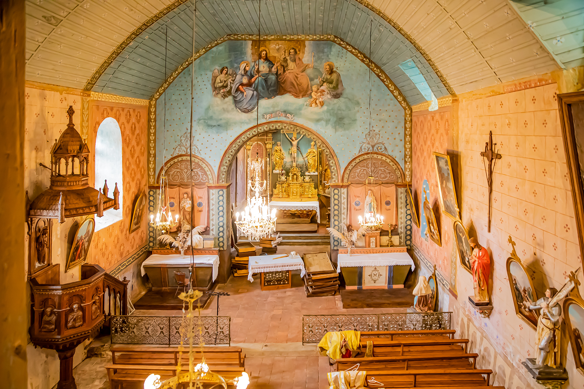 3 Le choeur vu de la mezzanine de saint-Césaire 1bis 150721.jpg