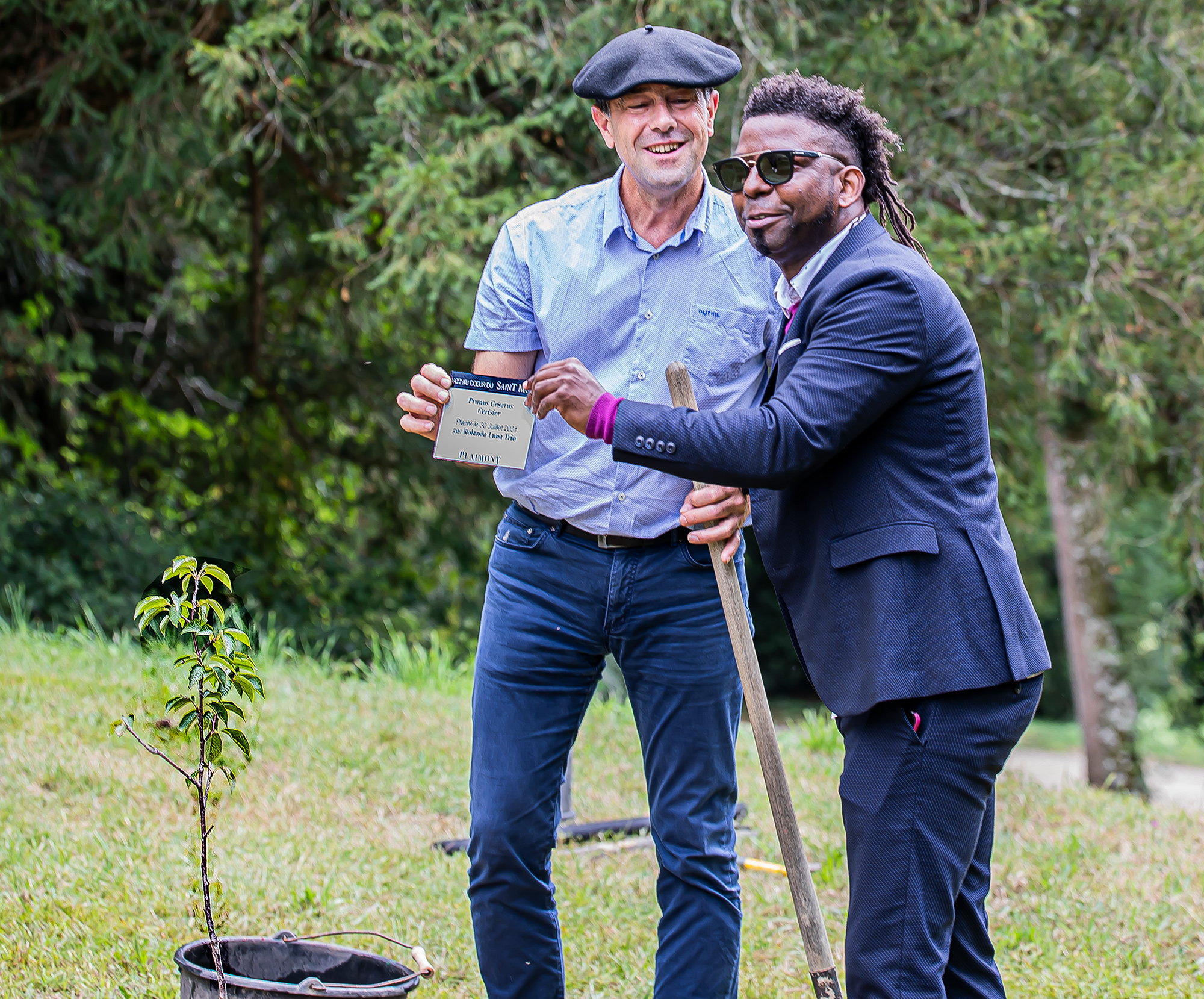 15 Joël Boueilh et Rolando Luna plantent un cerisier 1bis 300721.jpg