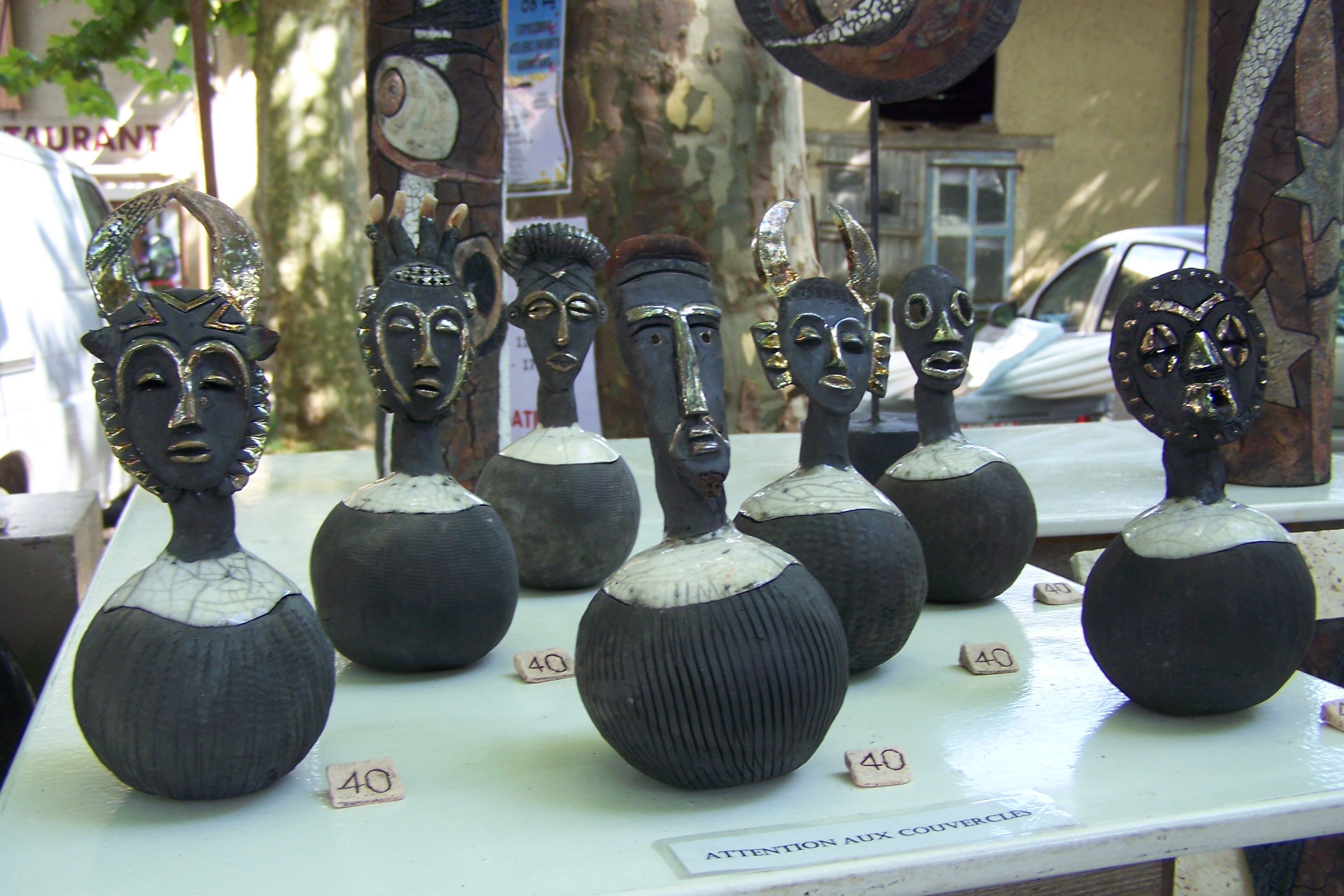 Les petites boîtes avec des visages africains en raku
