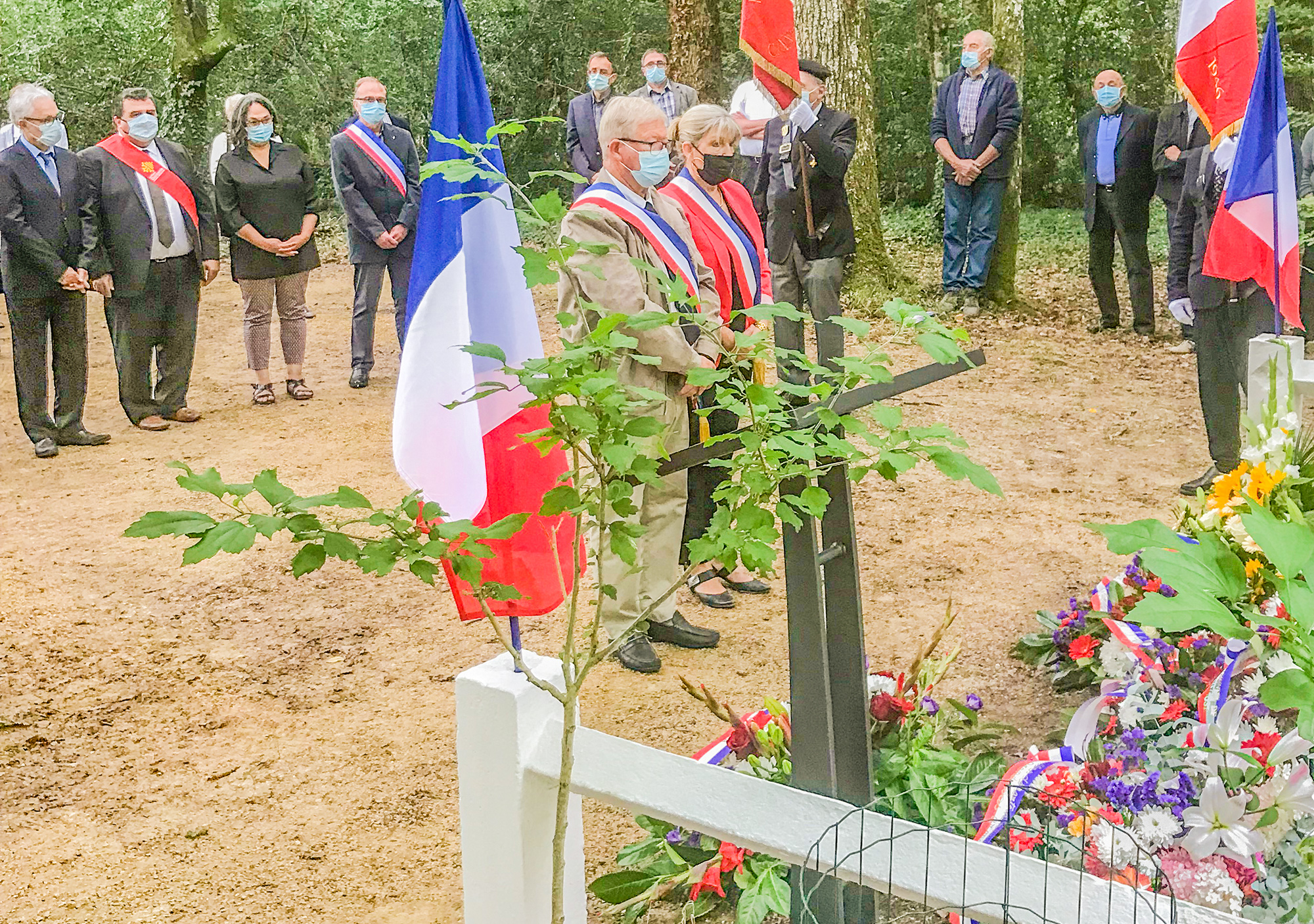 DR6 recueillement maires de toujouse et du houga.jpg